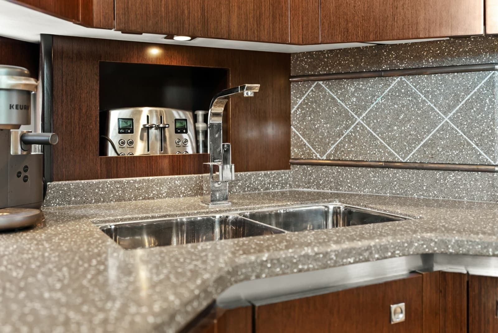 2012 Cruisers Yachts 540 Coupe - Photo 17