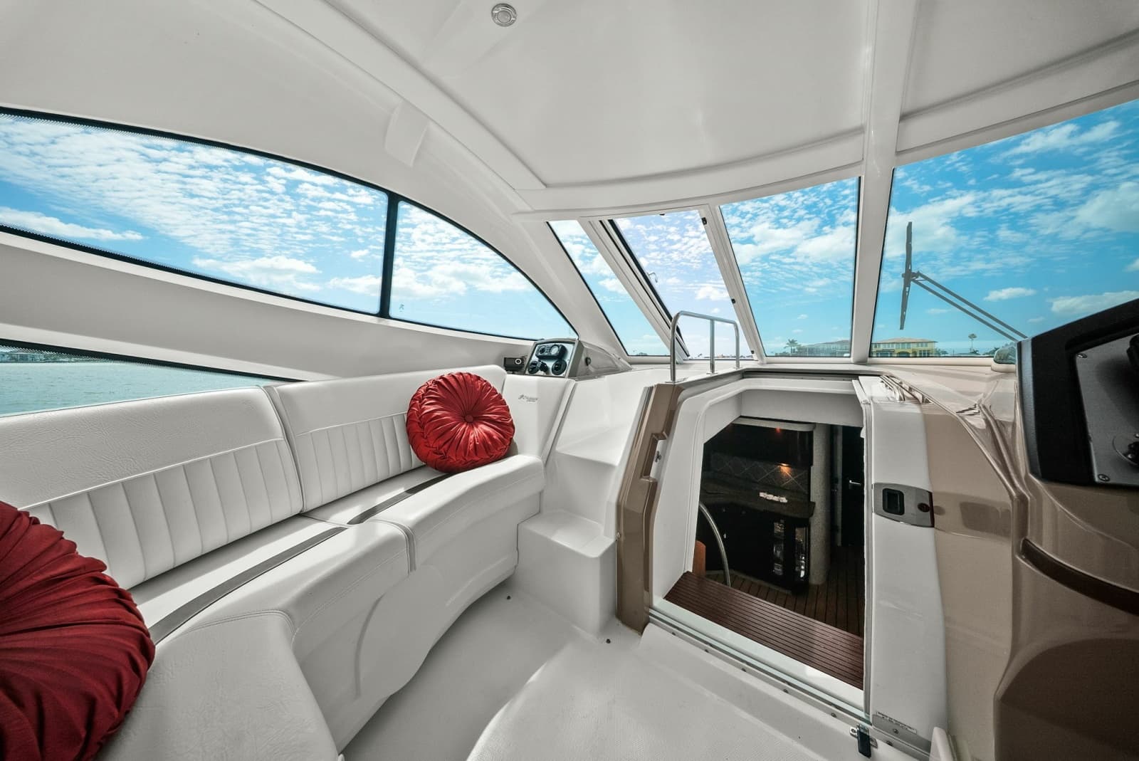 2012 Cruisers Yachts 540 Coupe - Photo 13
