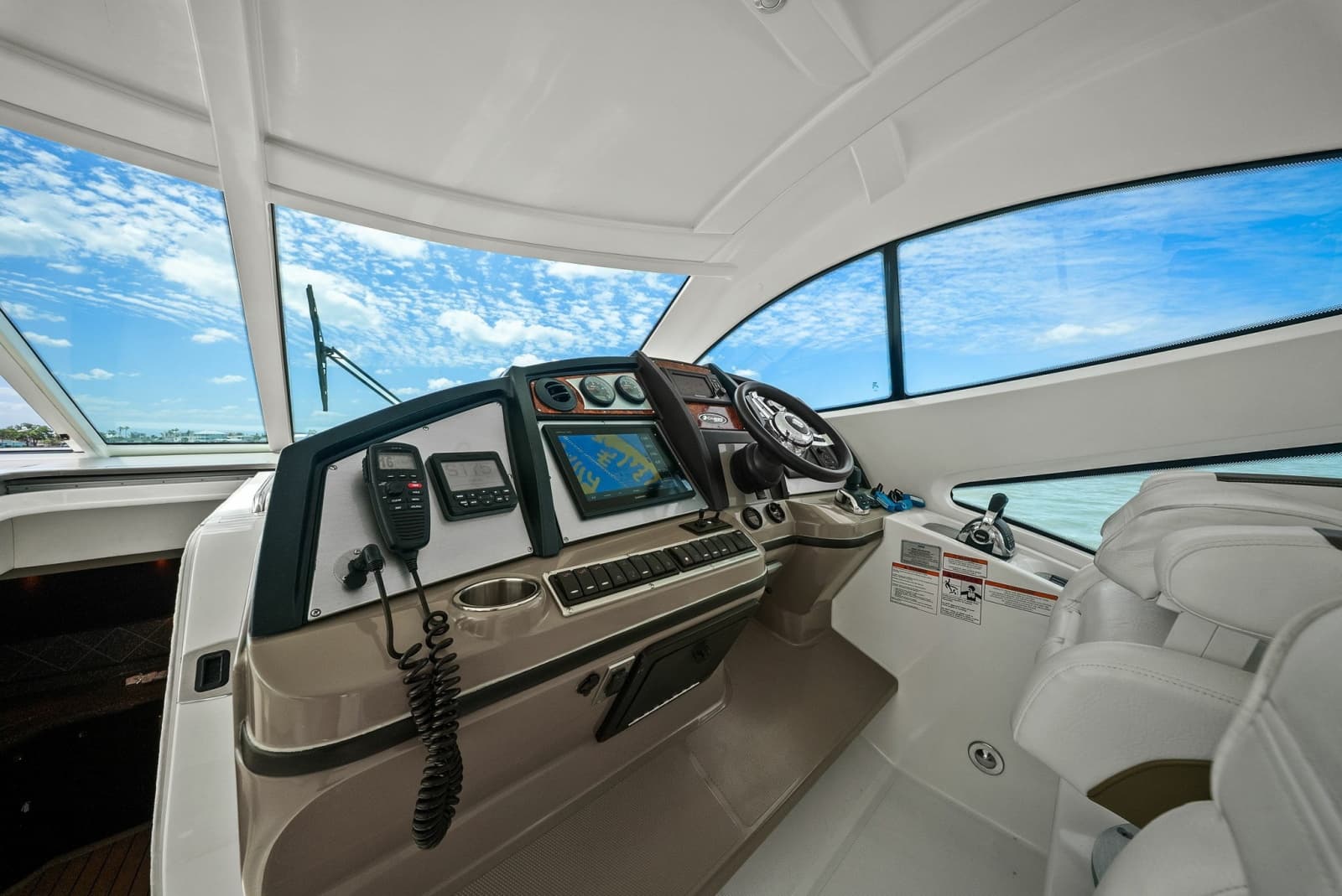 2012 Cruisers Yachts 540 Coupe - Photo 10