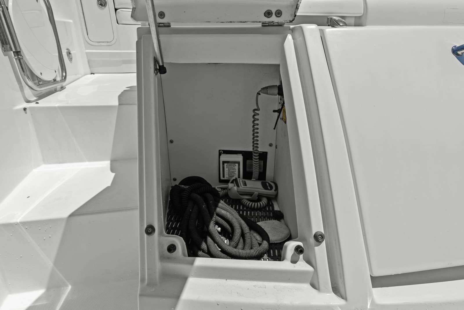 2012 Cruisers Yachts 540 Coupe - Photo 46