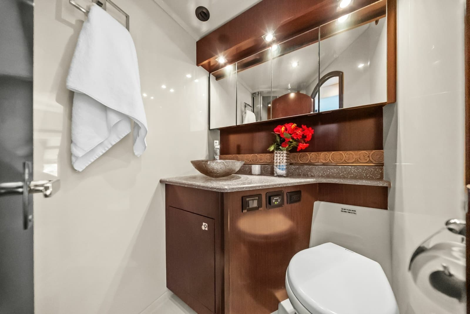 2012 Cruisers Yachts 540 Coupe - Photo 25