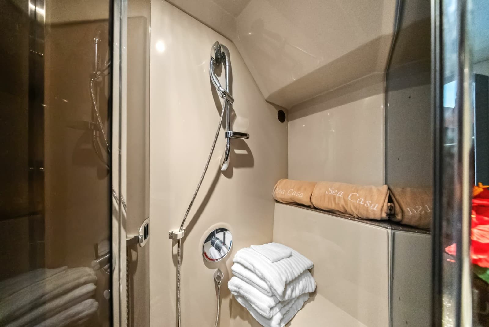 2012 Cruisers Yachts 540 Coupe - Photo 26