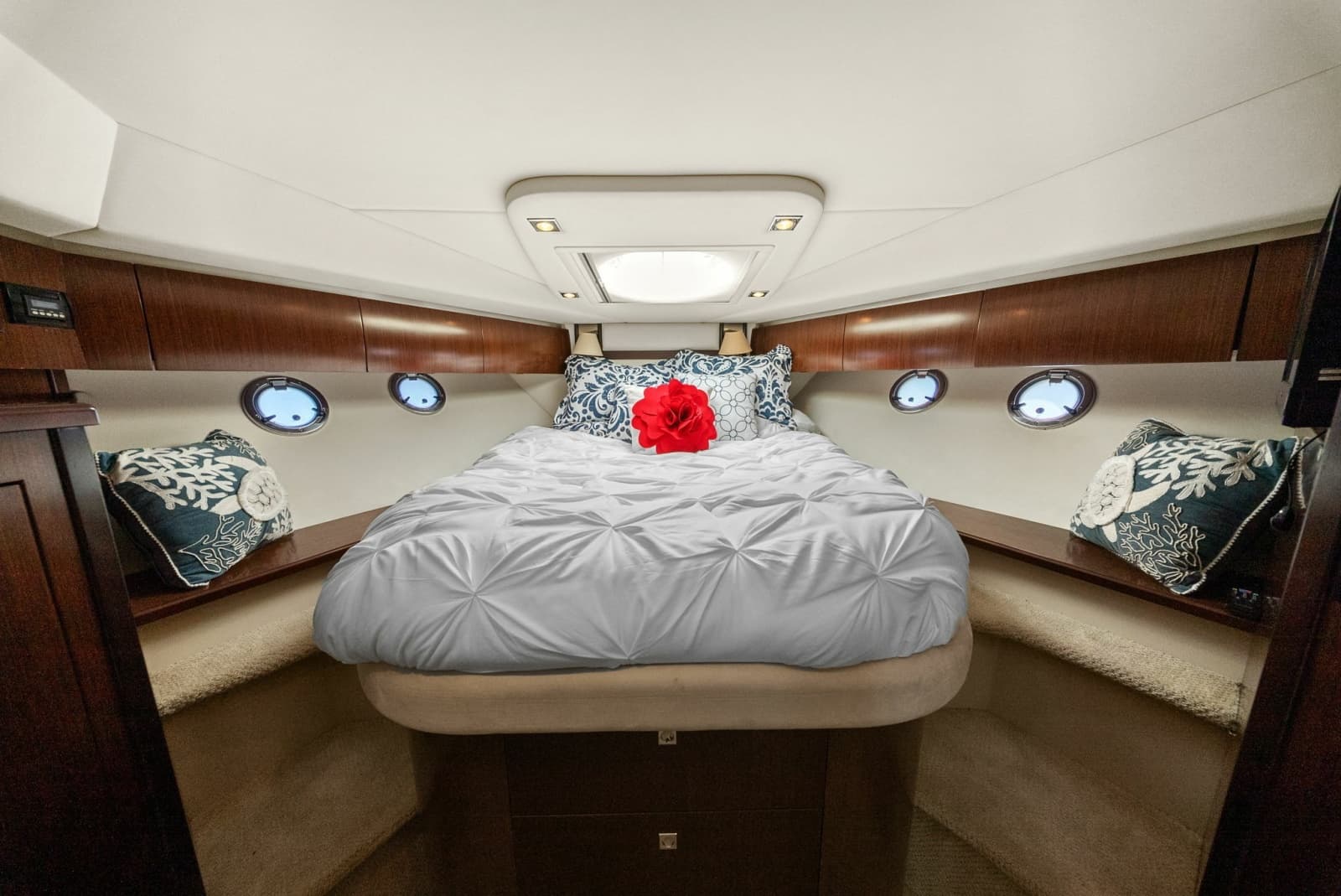 2012 Cruisers Yachts 540 Coupe - Photo 3