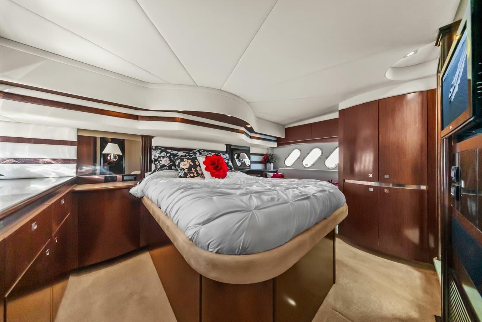2012 Cruisers Yachts 540 Coupe - Photo 27