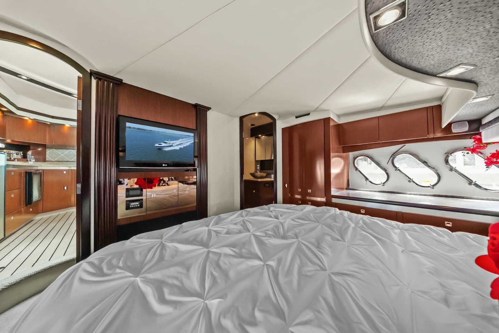 2012 Cruisers Yachts 540 Coupe - Photo 29