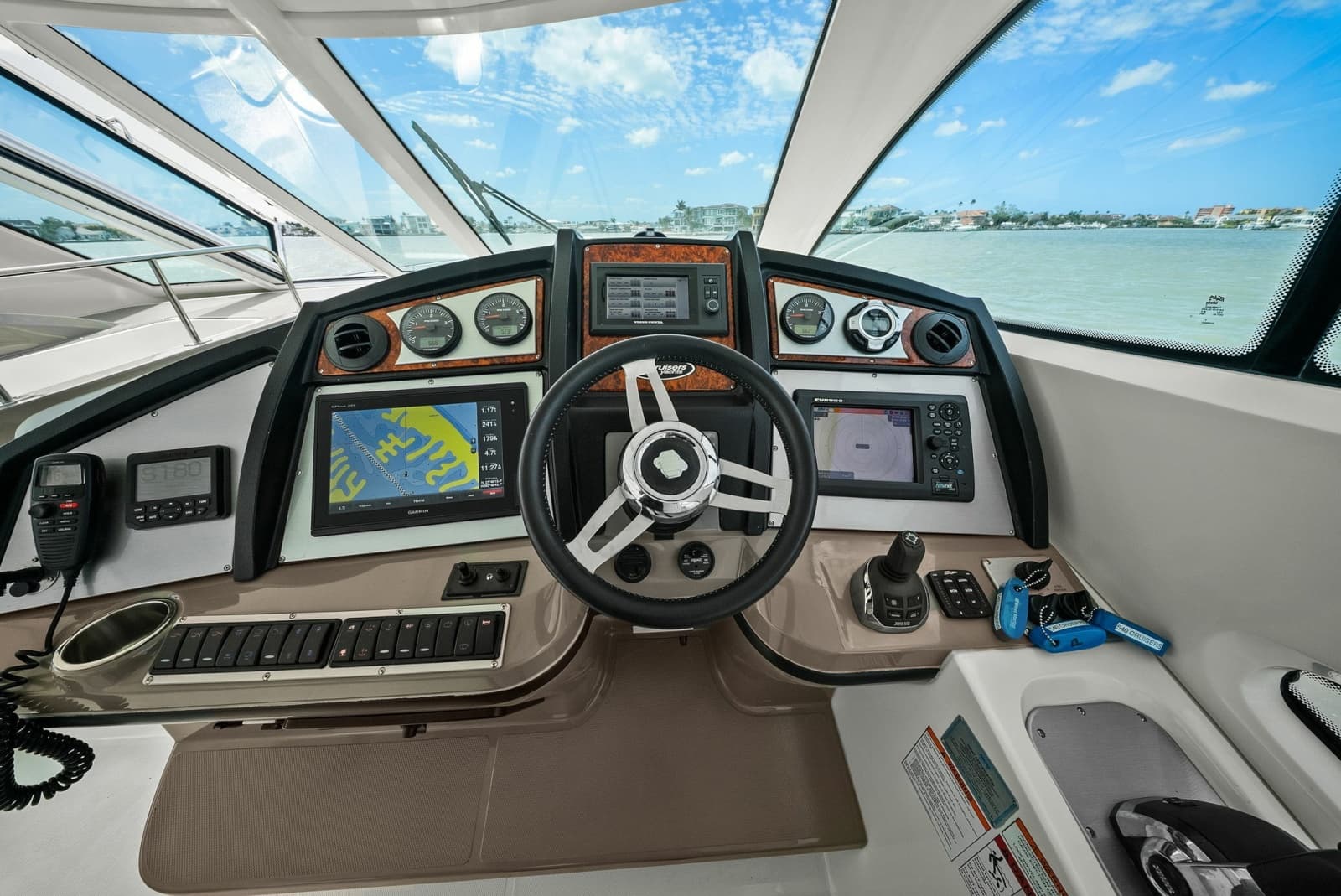 2012 Cruisers Yachts 540 Coupe - Photo 2