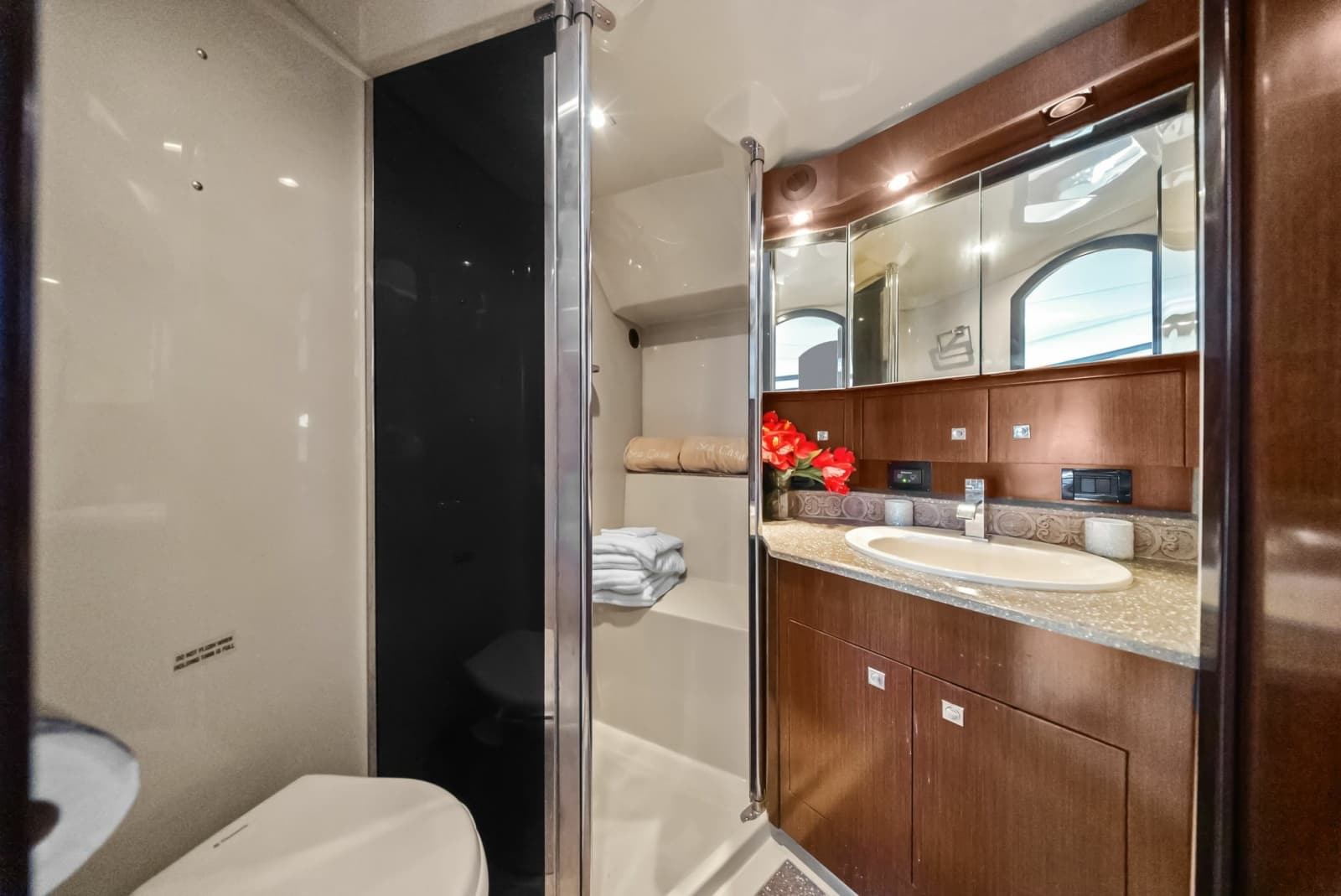 2012 Cruisers Yachts 540 Coupe - Photo 24