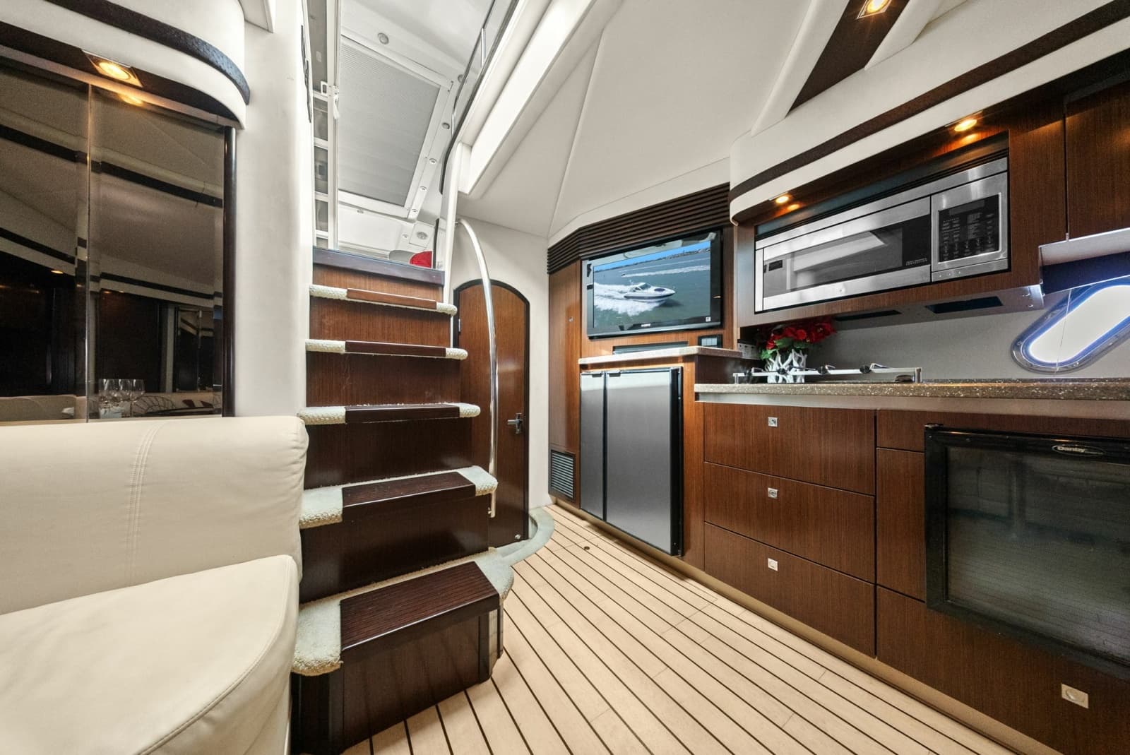 2012 Cruisers Yachts 540 Coupe - Photo 15