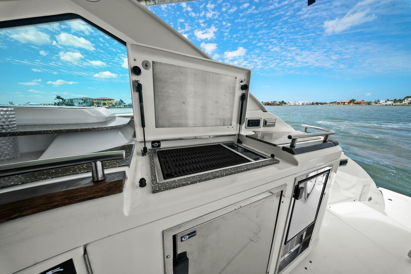 2012 Cruisers Yachts 540 Coupe - Photo 40