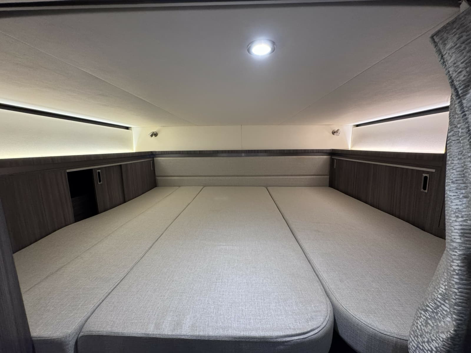 2021 Sea Ray 320 Sundancer - Photo 16