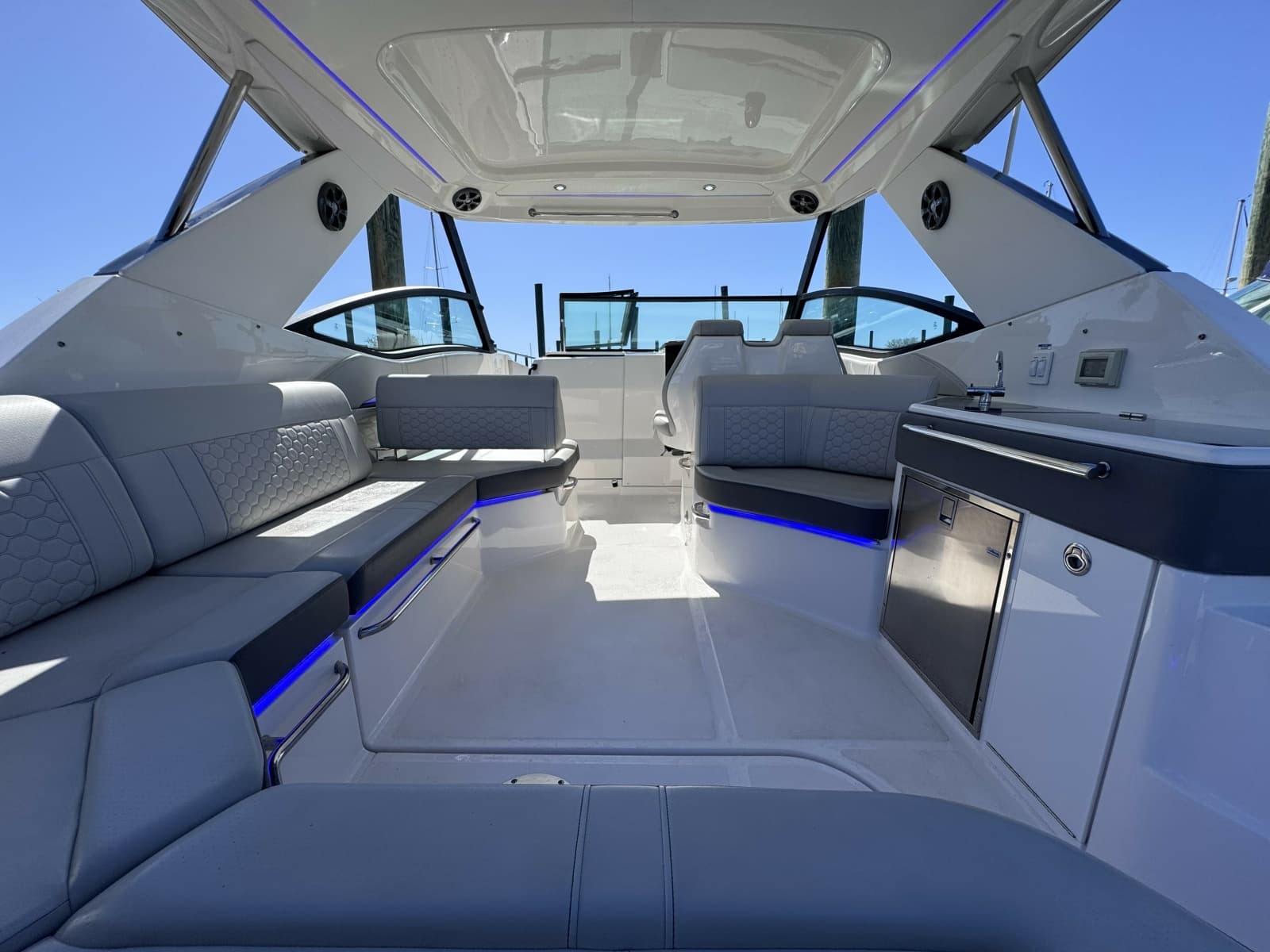 2021 Sea Ray 320 Sundancer - Photo 5