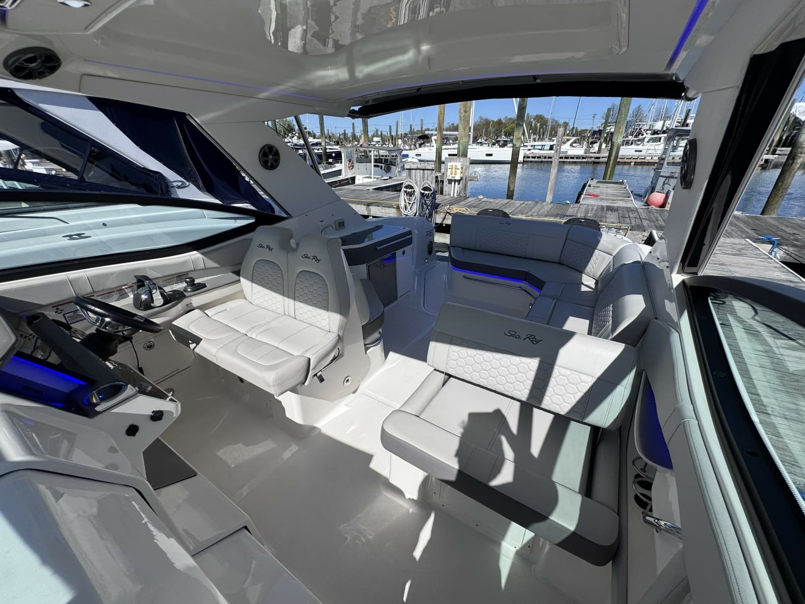 2021 Sea Ray 320 Sundancer - Photo 10