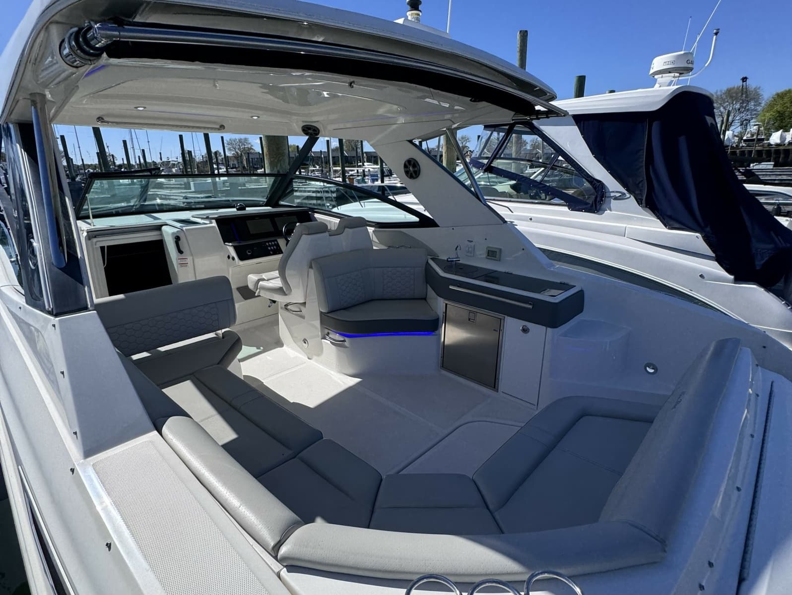 2021 Sea Ray 320 Sundancer - Photo 3
