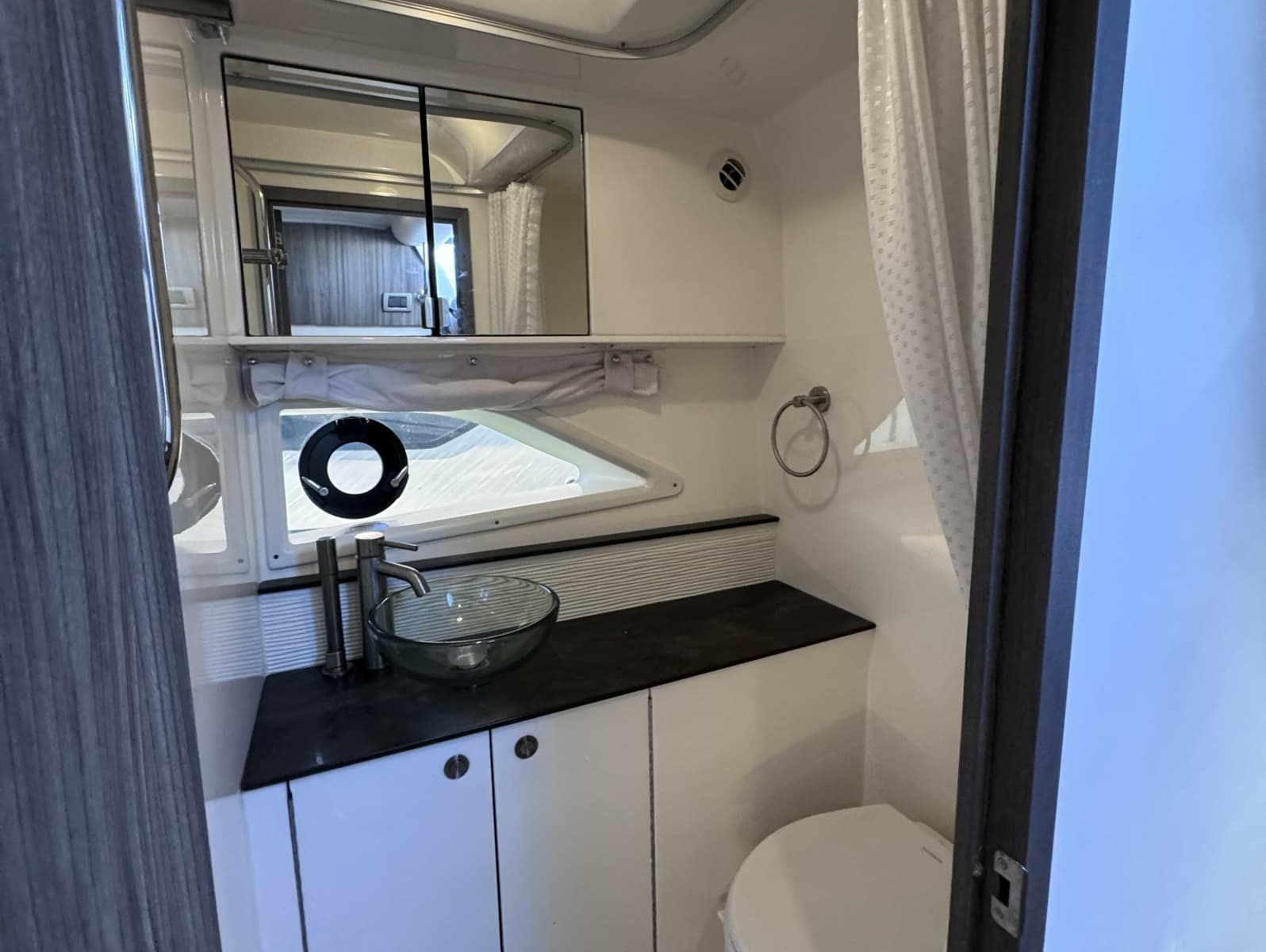 2021 Sea Ray 320 Sundancer - Photo 15