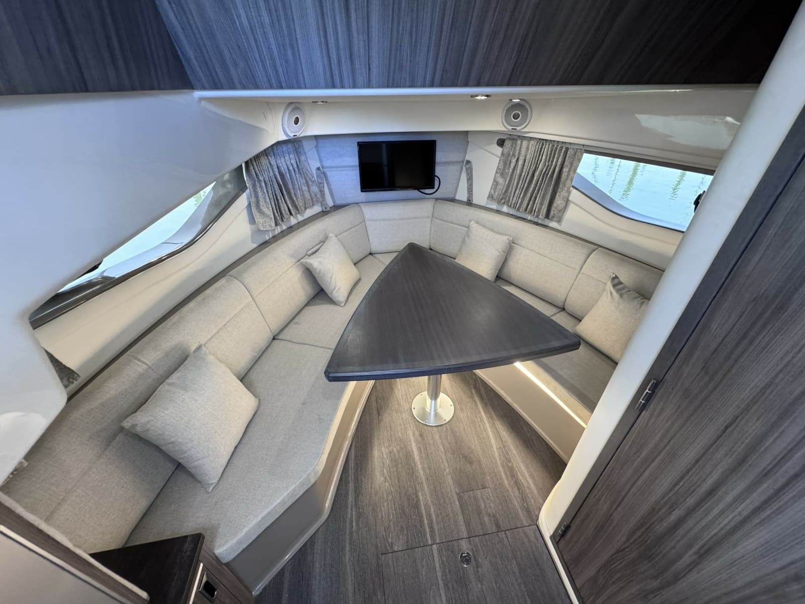 2021 Sea Ray 320 Sundancer - Photo 13