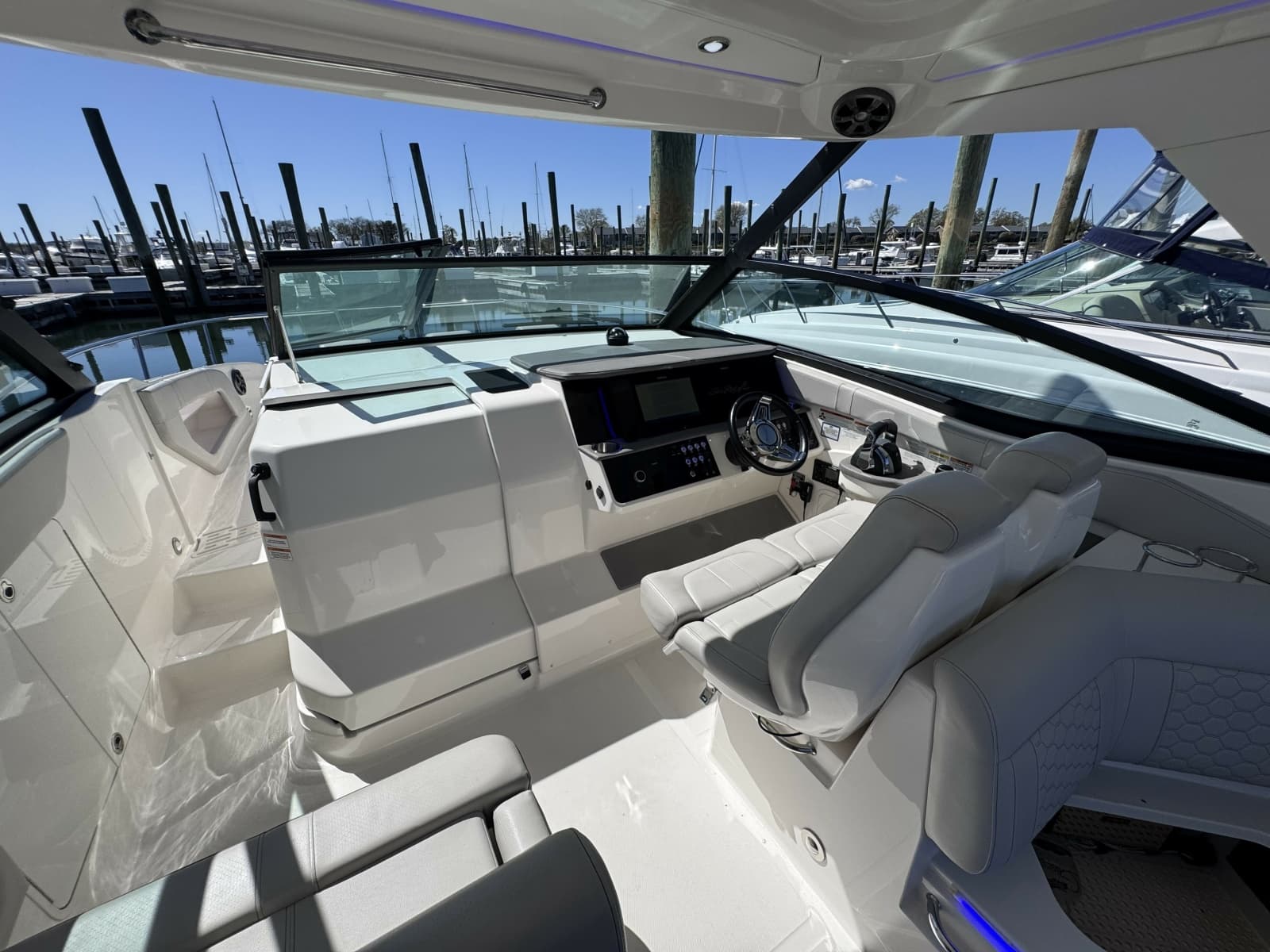 2021 Sea Ray 320 Sundancer - Photo 8