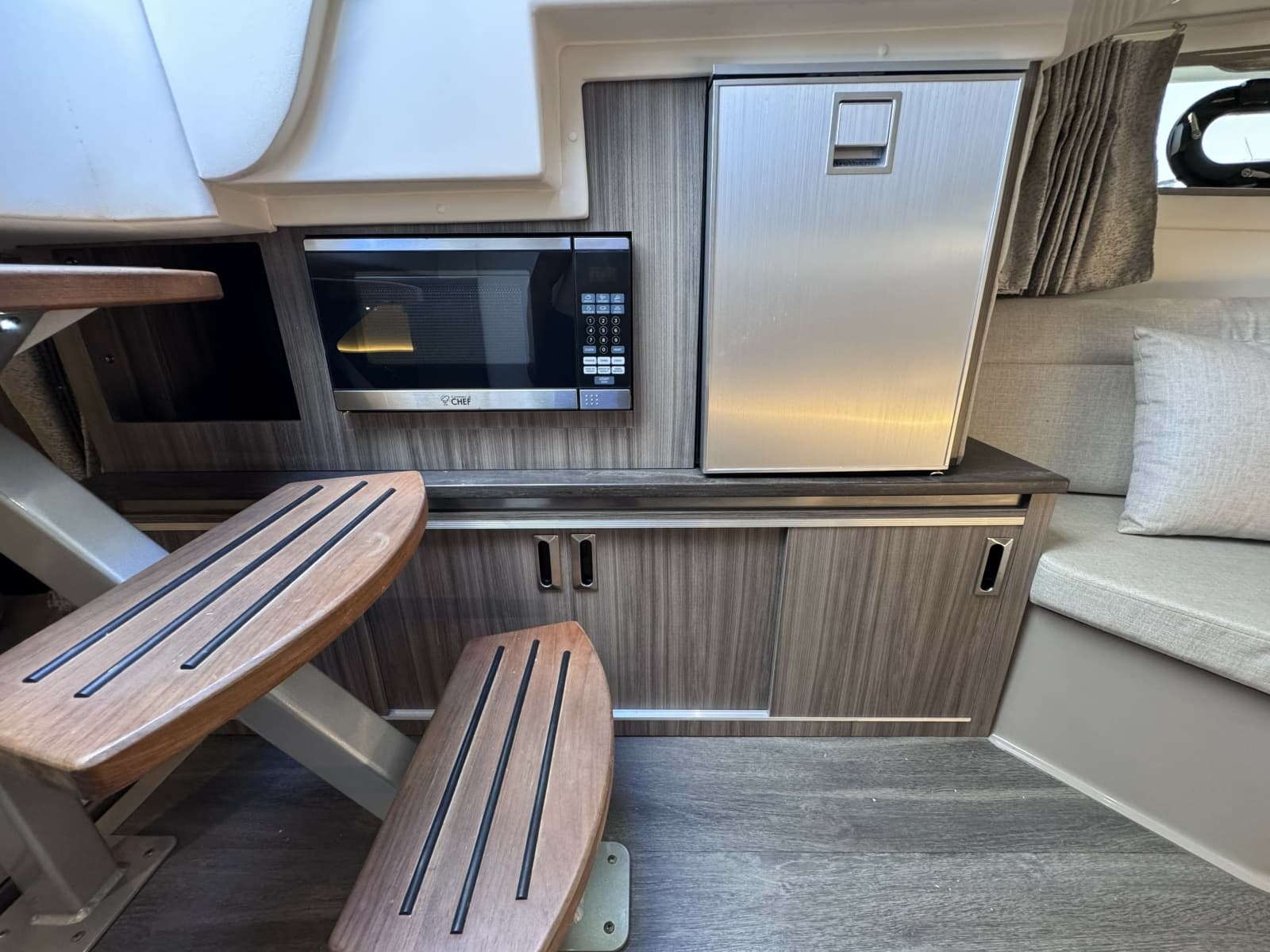 2021 Sea Ray 320 Sundancer - Photo 14