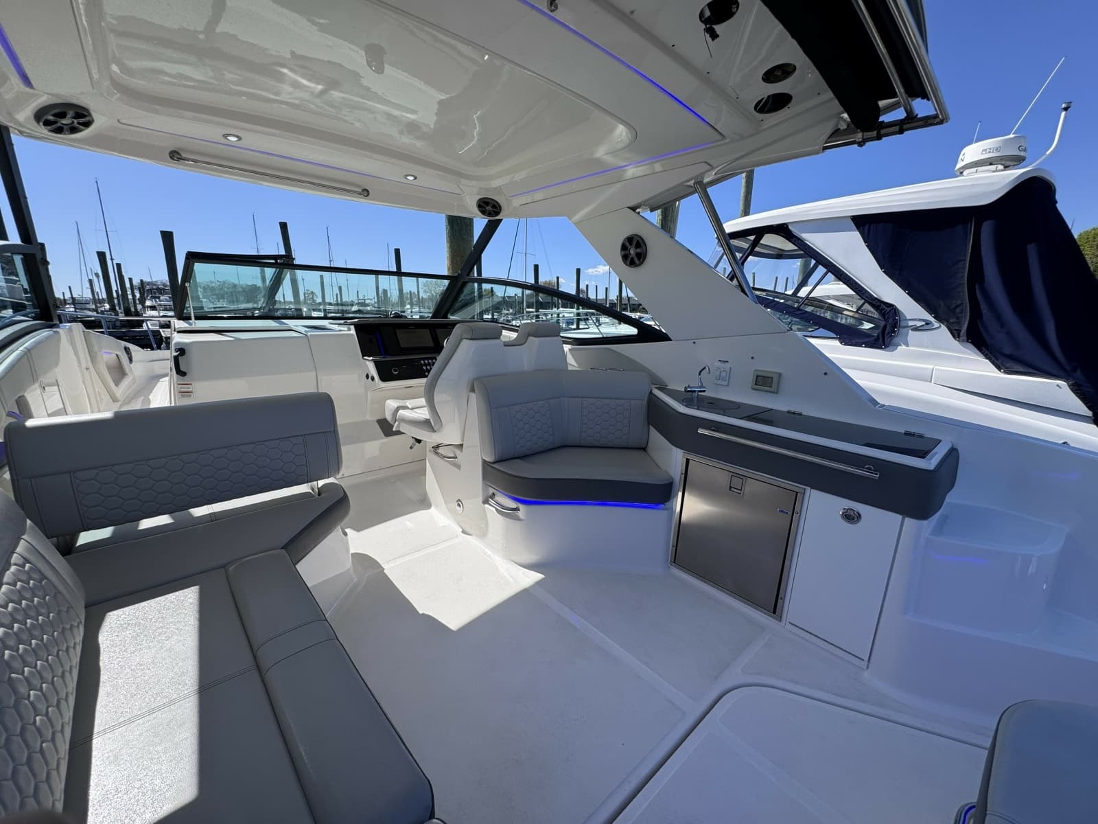 2021 Sea Ray 320 Sundancer - Photo 6