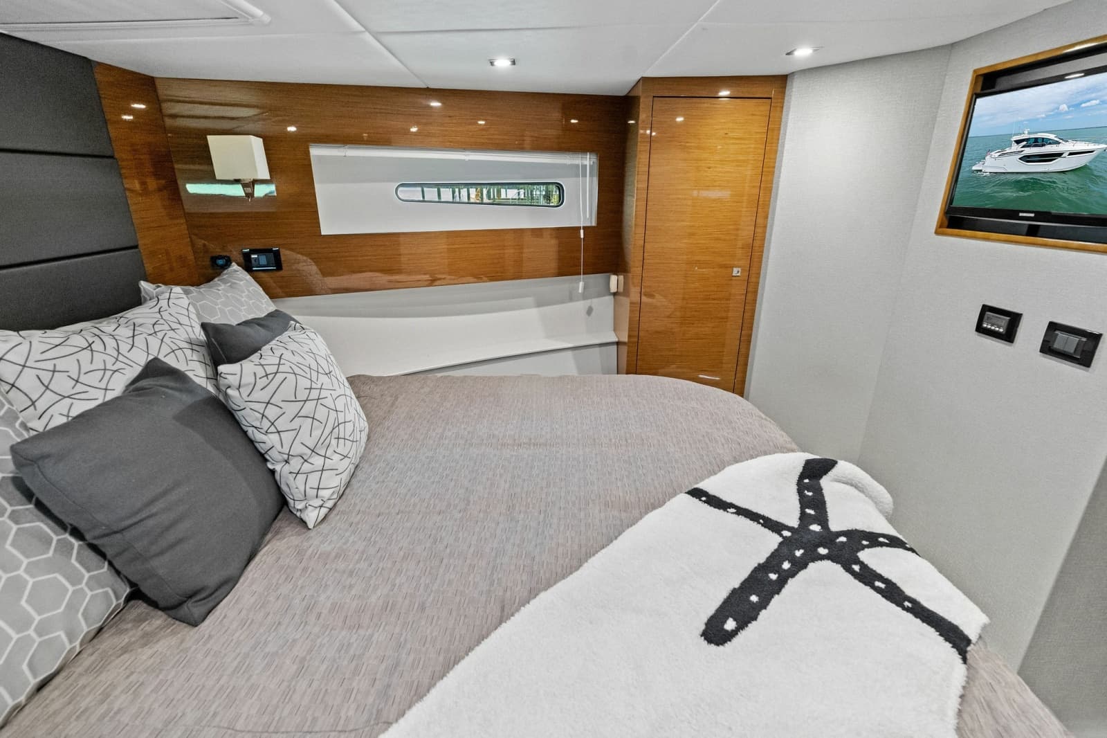 2019 Cruisers Yachts 42 Cantius - Photo 43