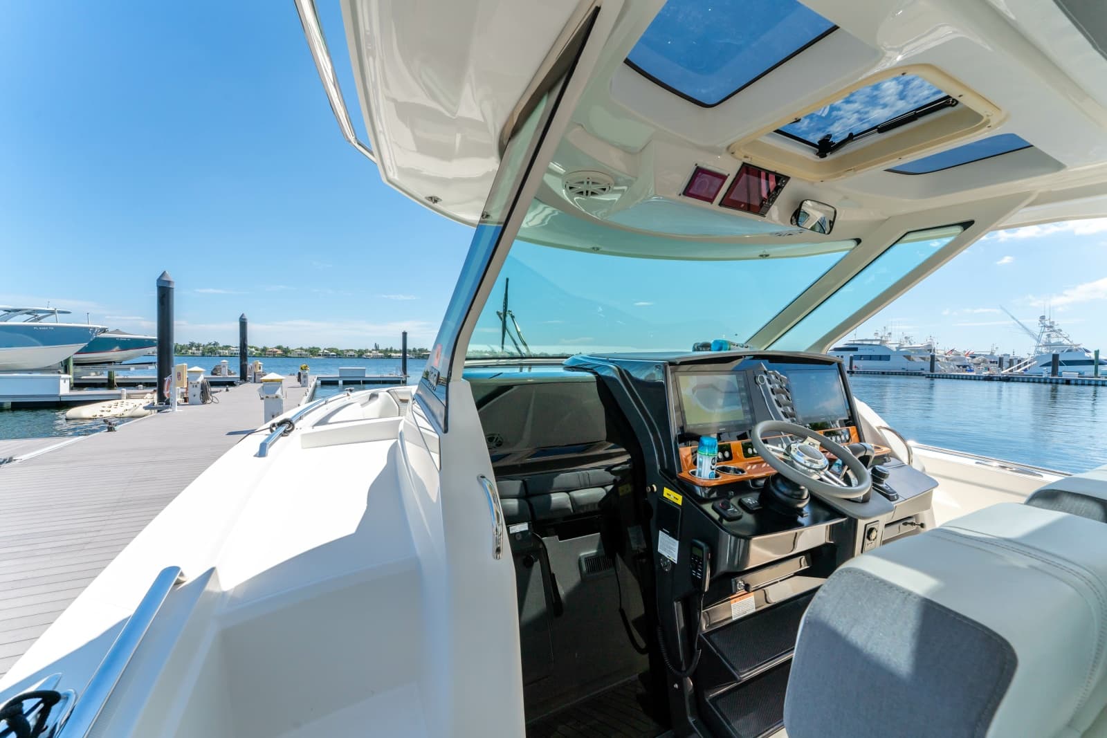 2020 Tiara Yachts 38 LS - Photo 10