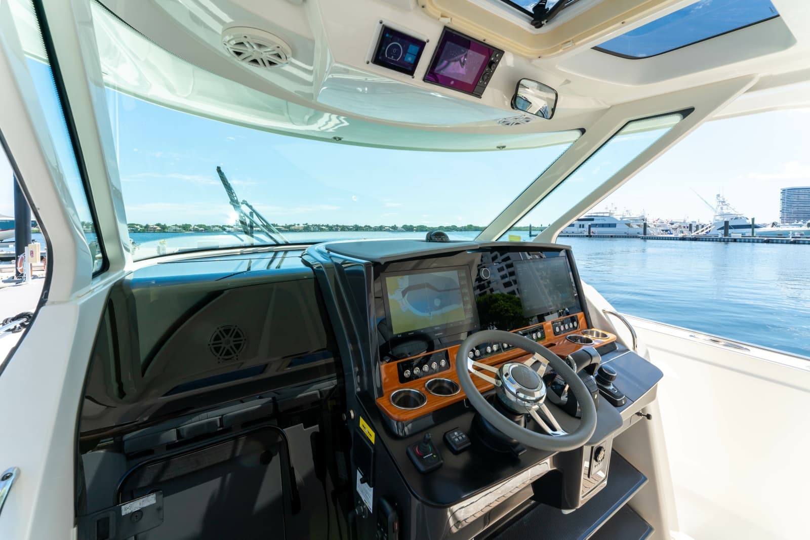 2020 Tiara Yachts 38 LS - Photo 16