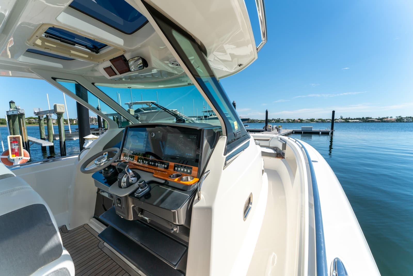 2020 Tiara Yachts 38 LS - Photo 20
