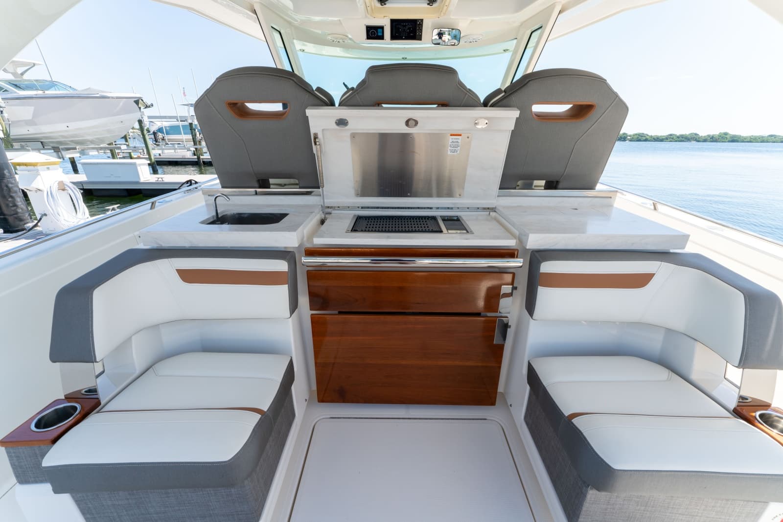 2020 Tiara Yachts 38 LS - Photo 25