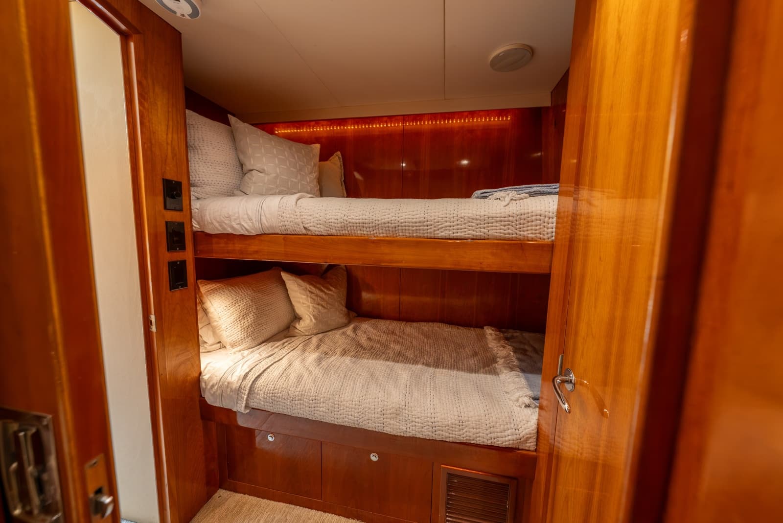 2004 Hatteras Sport Deck - Photo 26