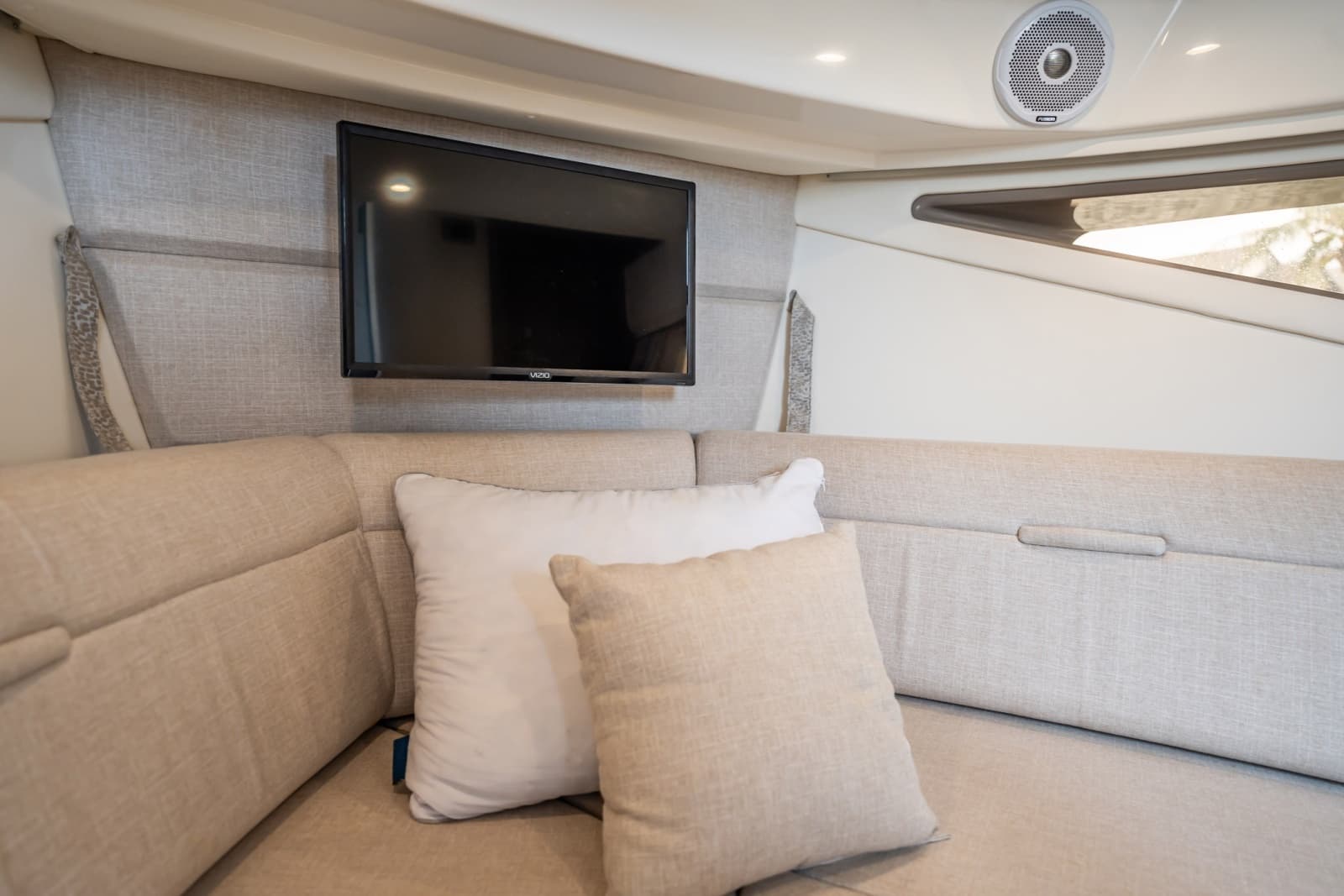 2021 Sea Ray Sundancer 320 Outboard - Photo 32