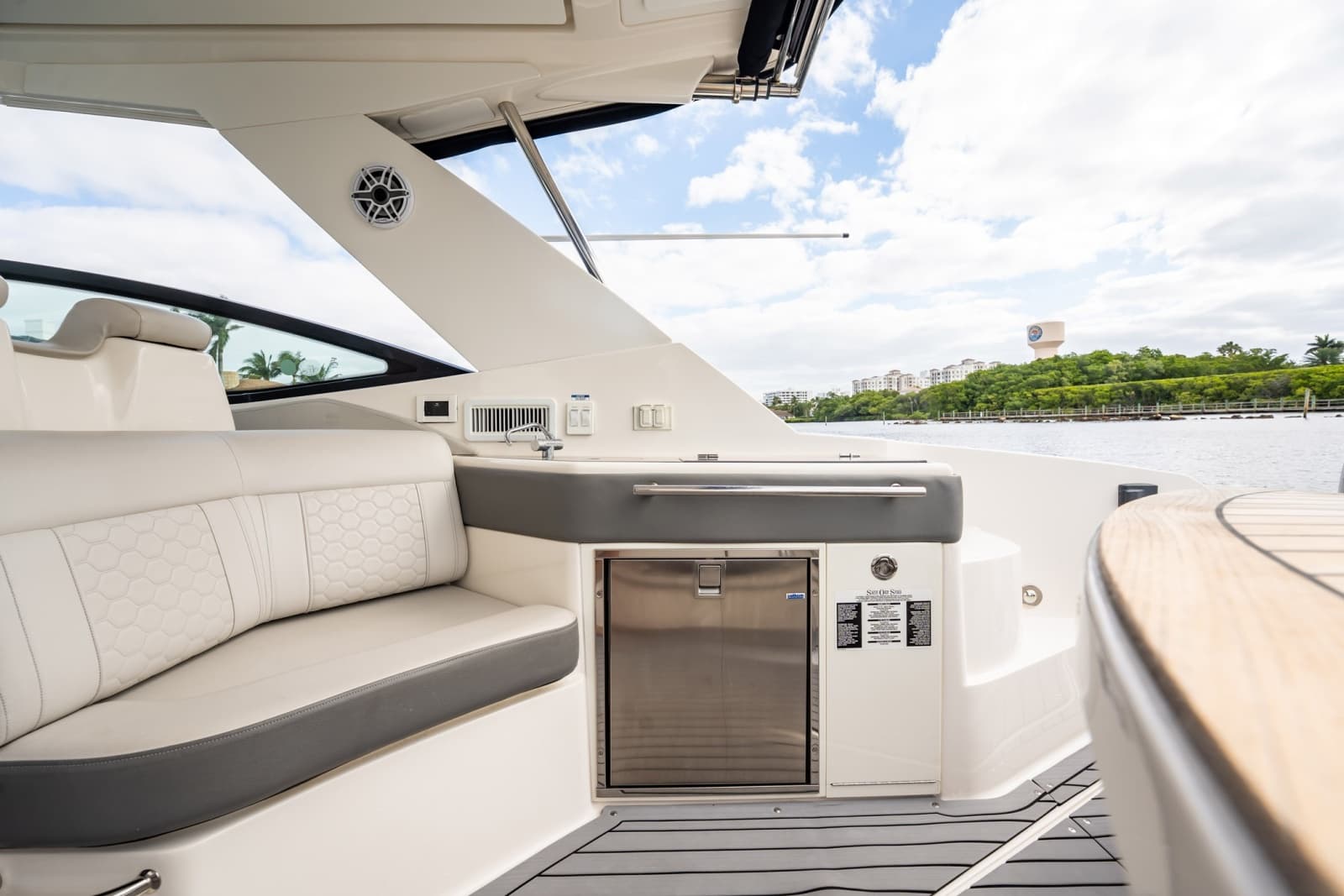 2021 Sea Ray Sundancer 320 Outboard - Photo 15