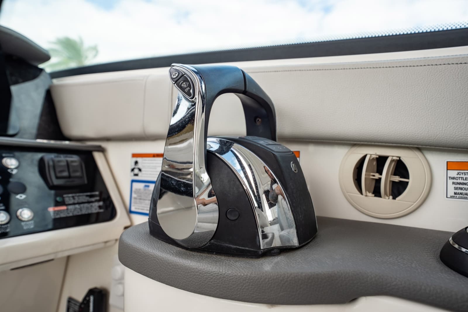 2021 Sea Ray Sundancer 320 Outboard - Photo 23