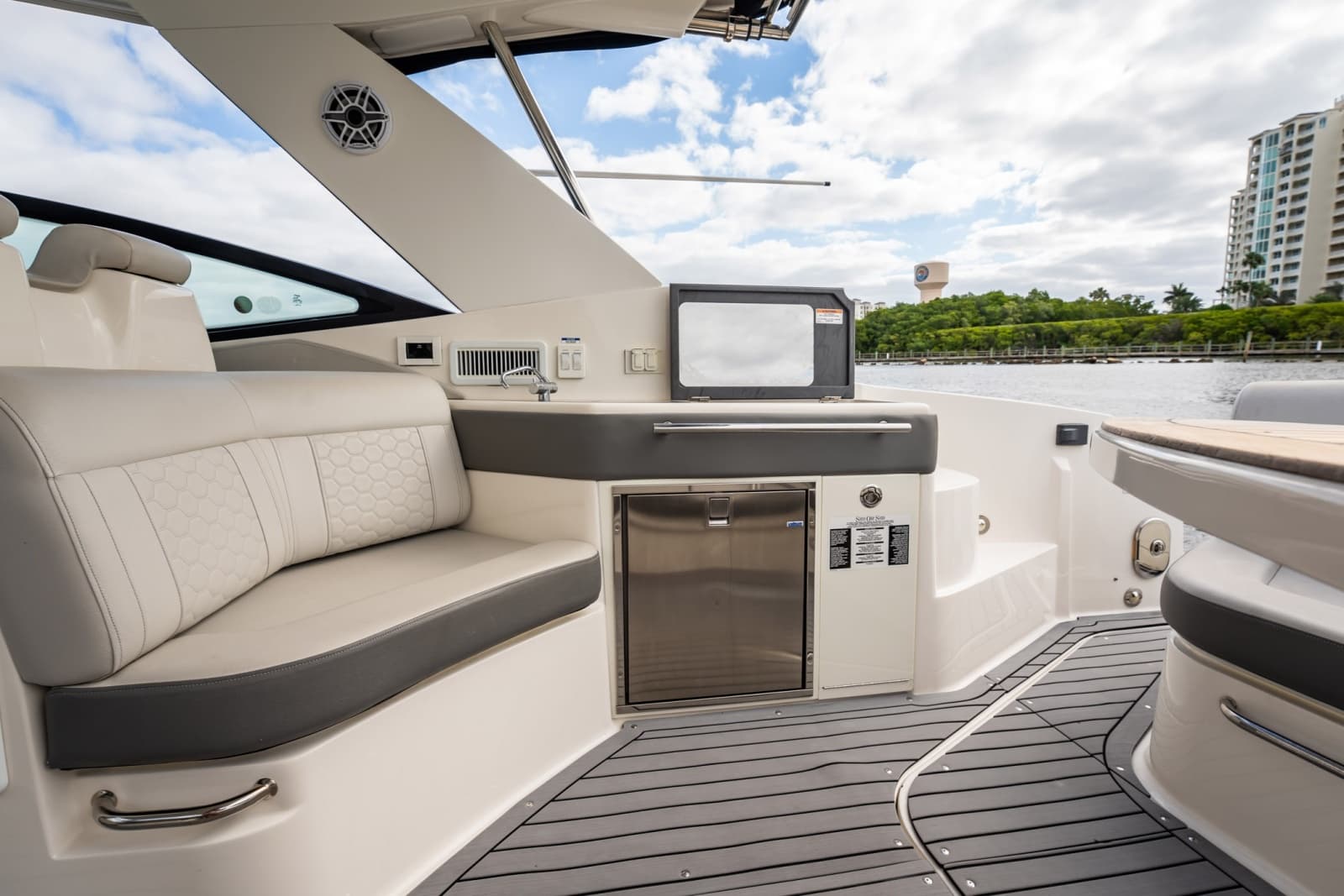 2021 Sea Ray Sundancer 320 Outboard - Photo 13