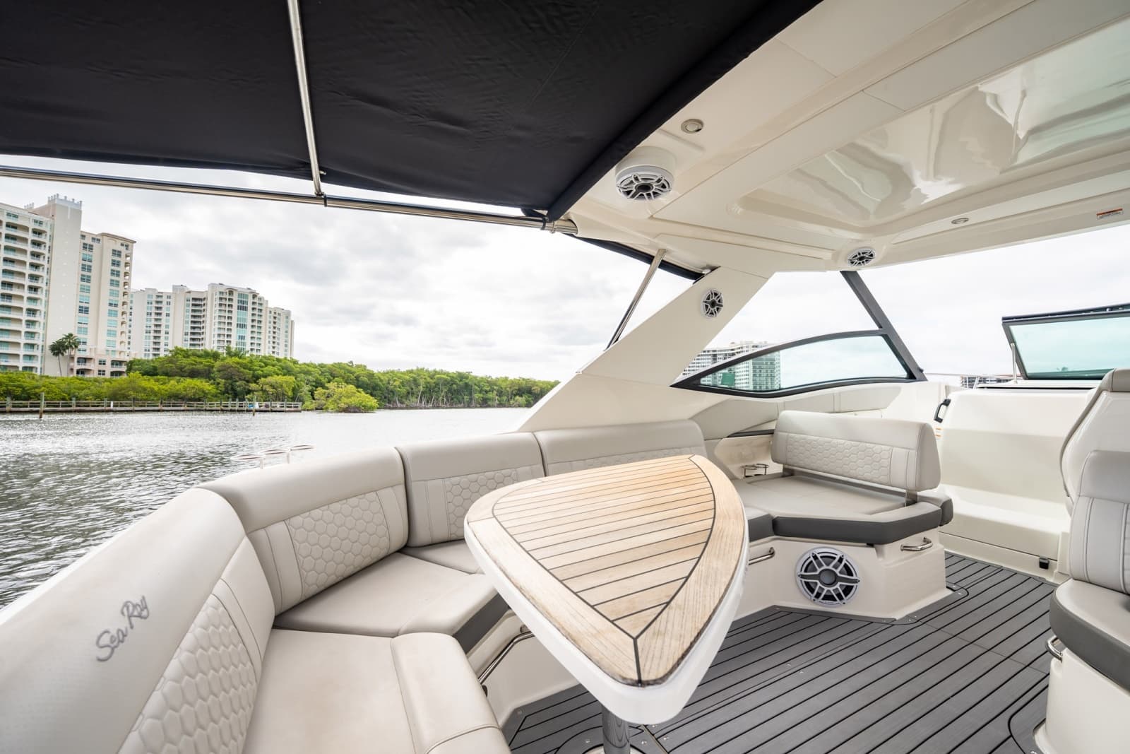 2021 Sea Ray Sundancer 320 Outboard - Photo 17