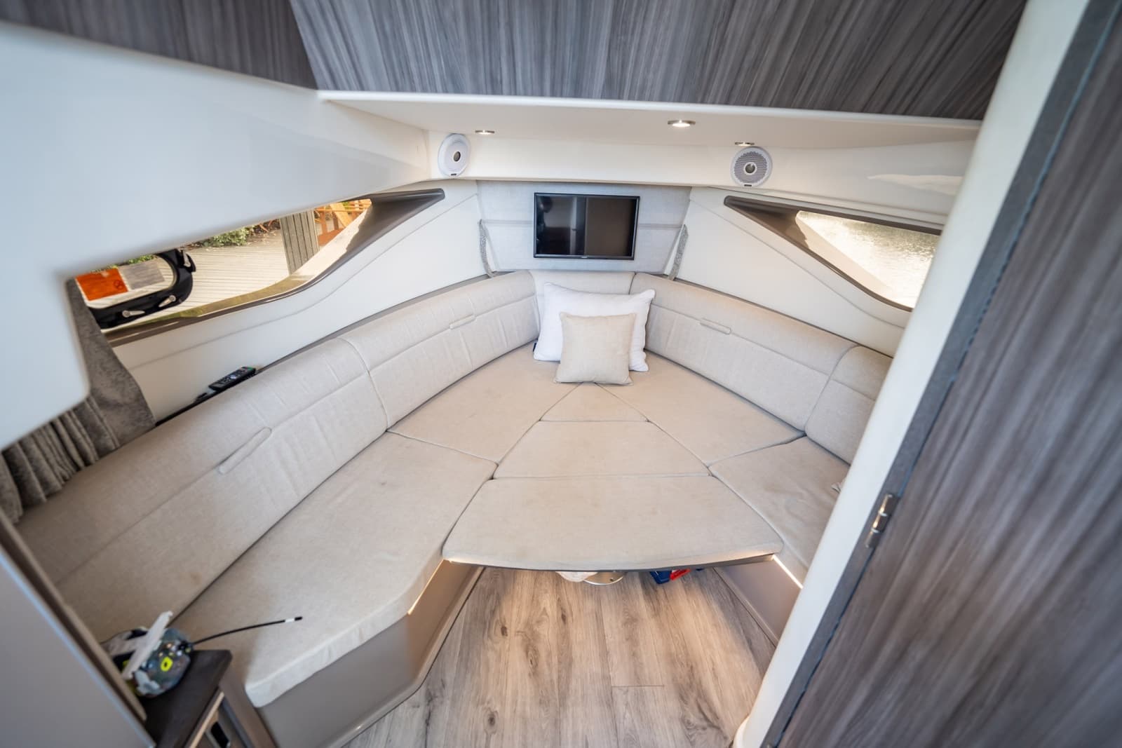 2021 Sea Ray Sundancer 320 Outboard - Photo 31