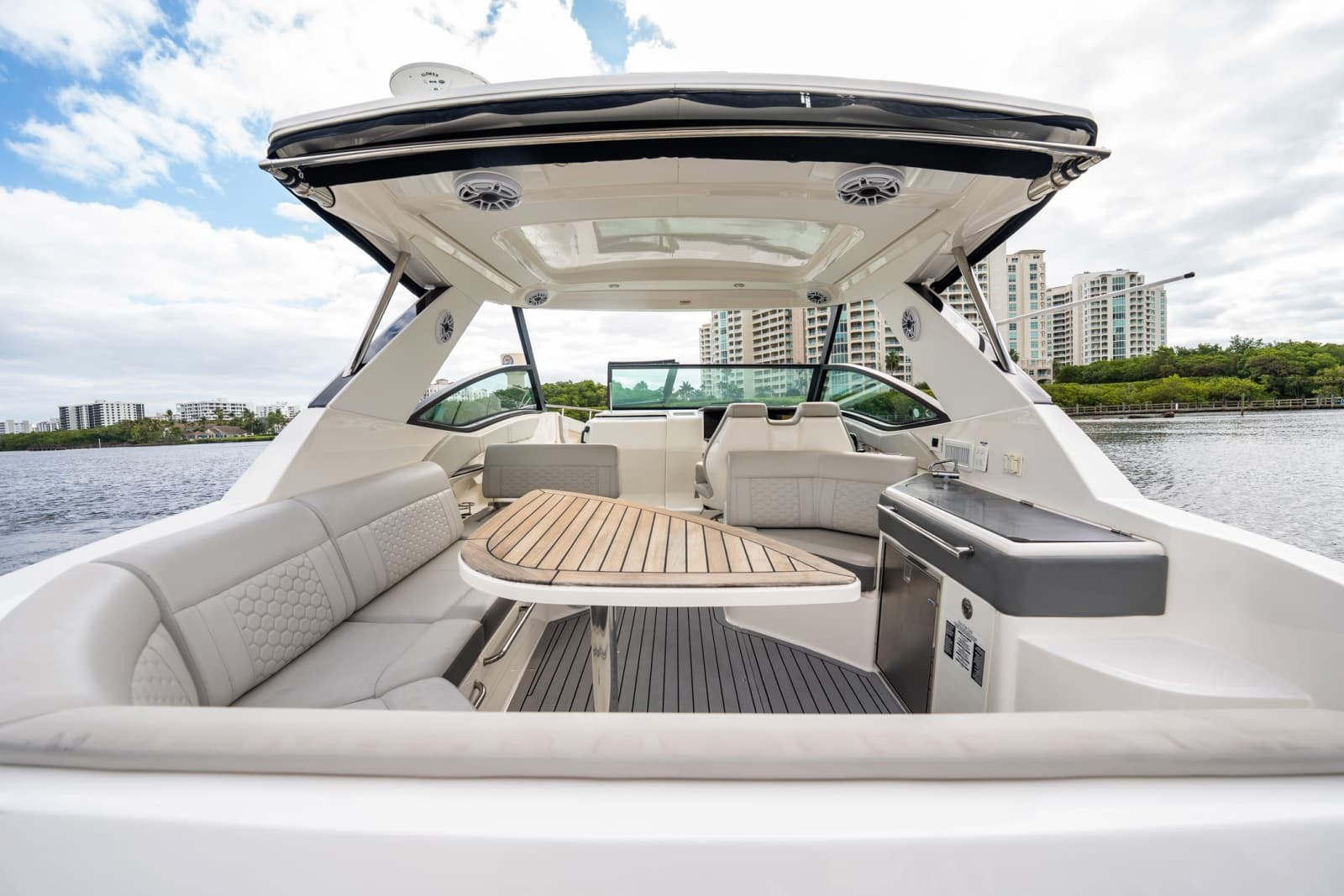 2021 Sea Ray Sundancer 320 Outboard - Photo 10