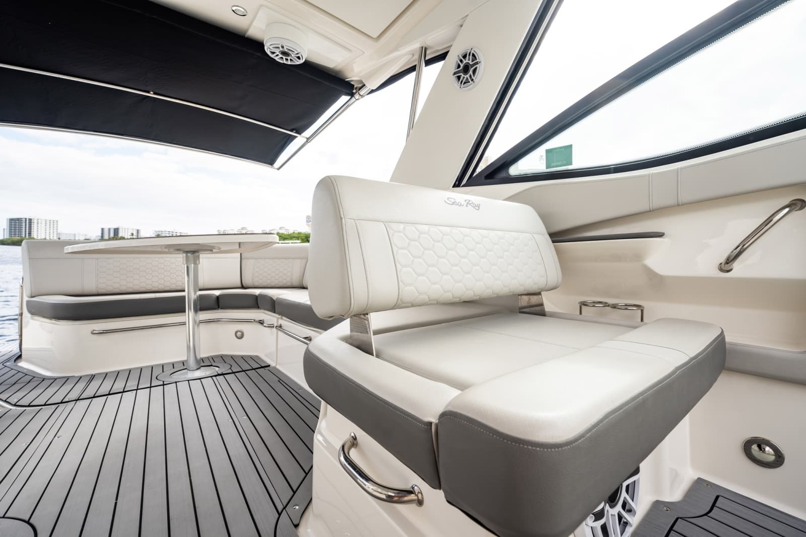 2021 Sea Ray Sundancer 320 Outboard - Photo 18