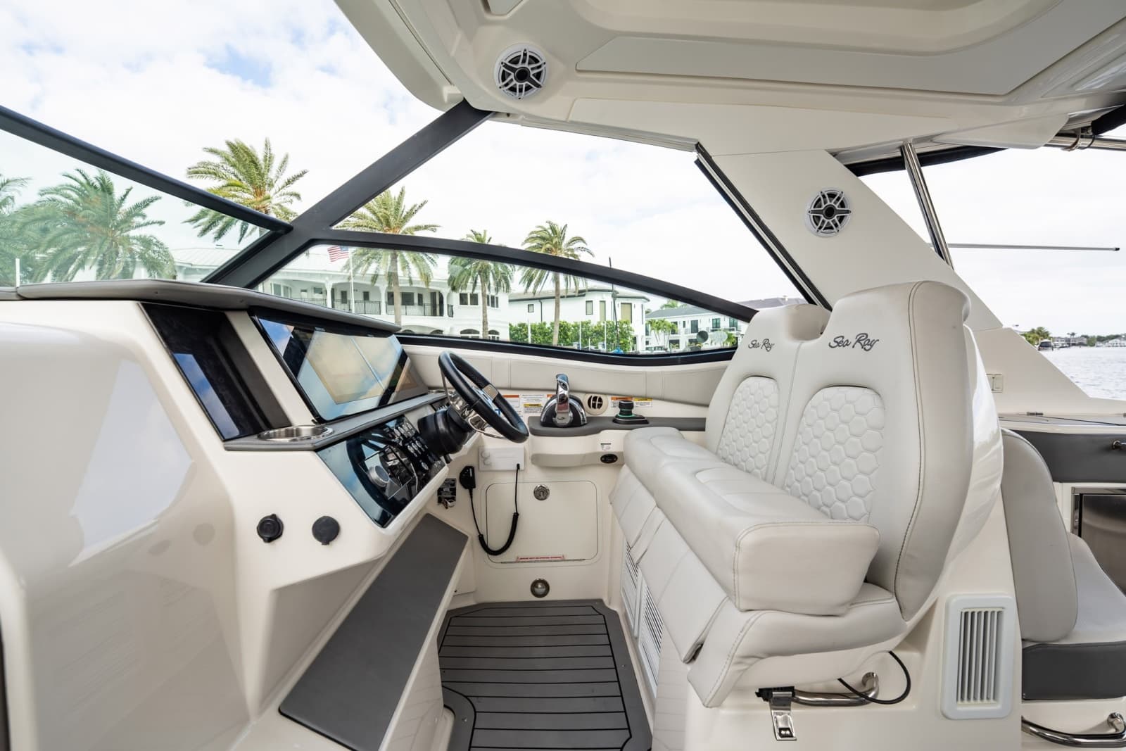 2021 Sea Ray Sundancer 320 Outboard - Photo 19