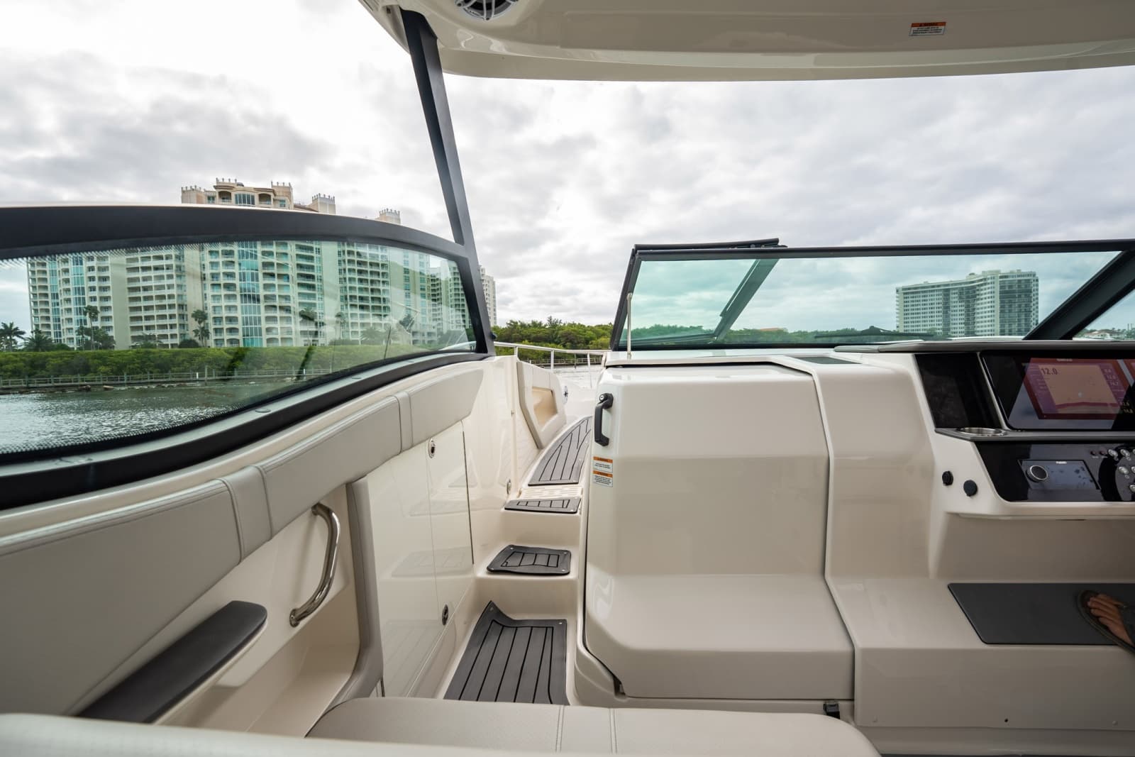 2021 Sea Ray Sundancer 320 Outboard - Photo 9