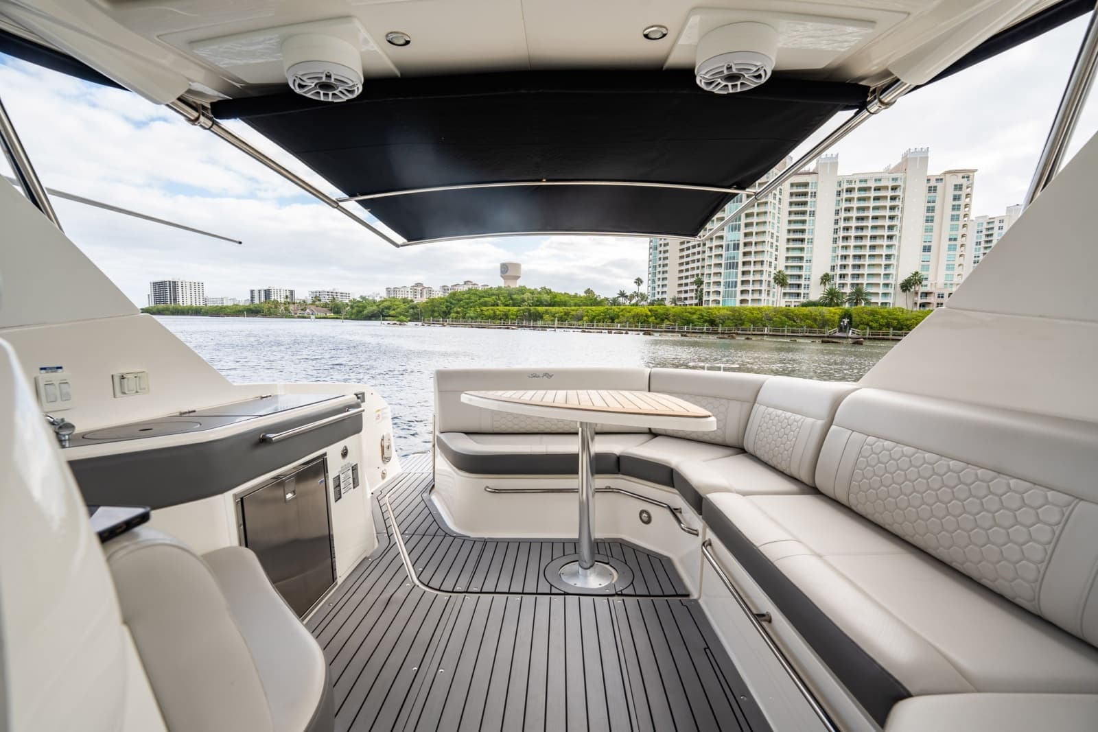 2021 Sea Ray Sundancer 320 Outboard - Photo 16