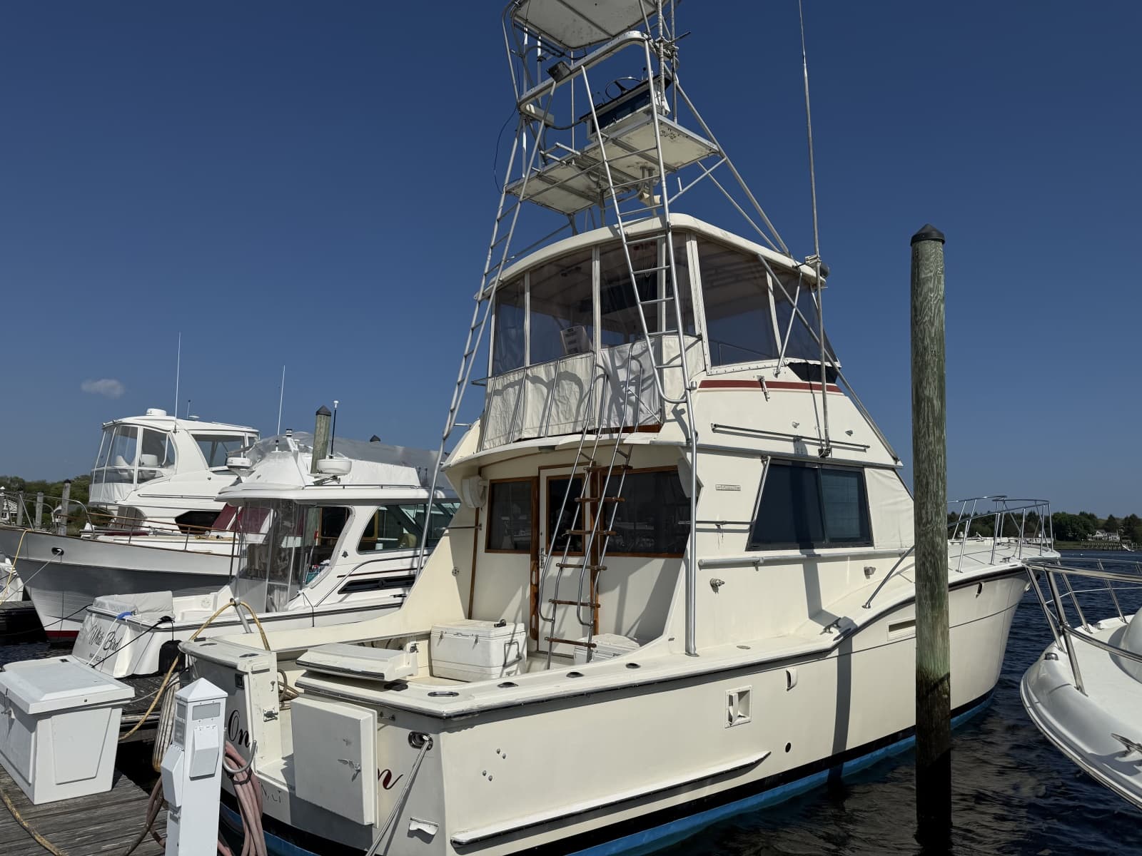 1979 Hatteras 46 Convertible - Photo 2