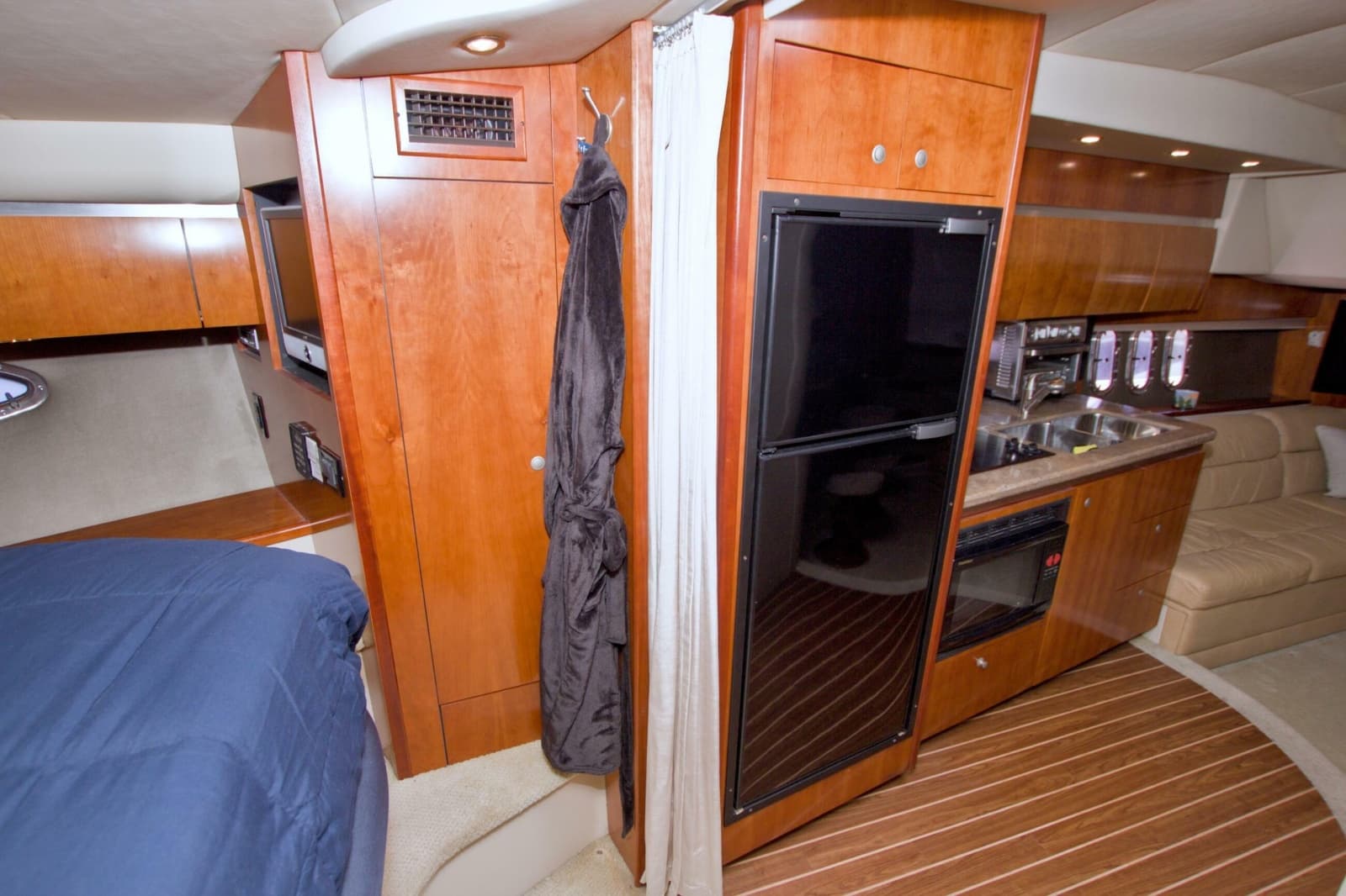 2008 Cruisers Yachts 420 Express - Photo 45