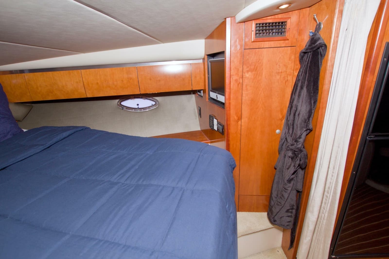 2008 Cruisers Yachts 420 Express - Photo 46