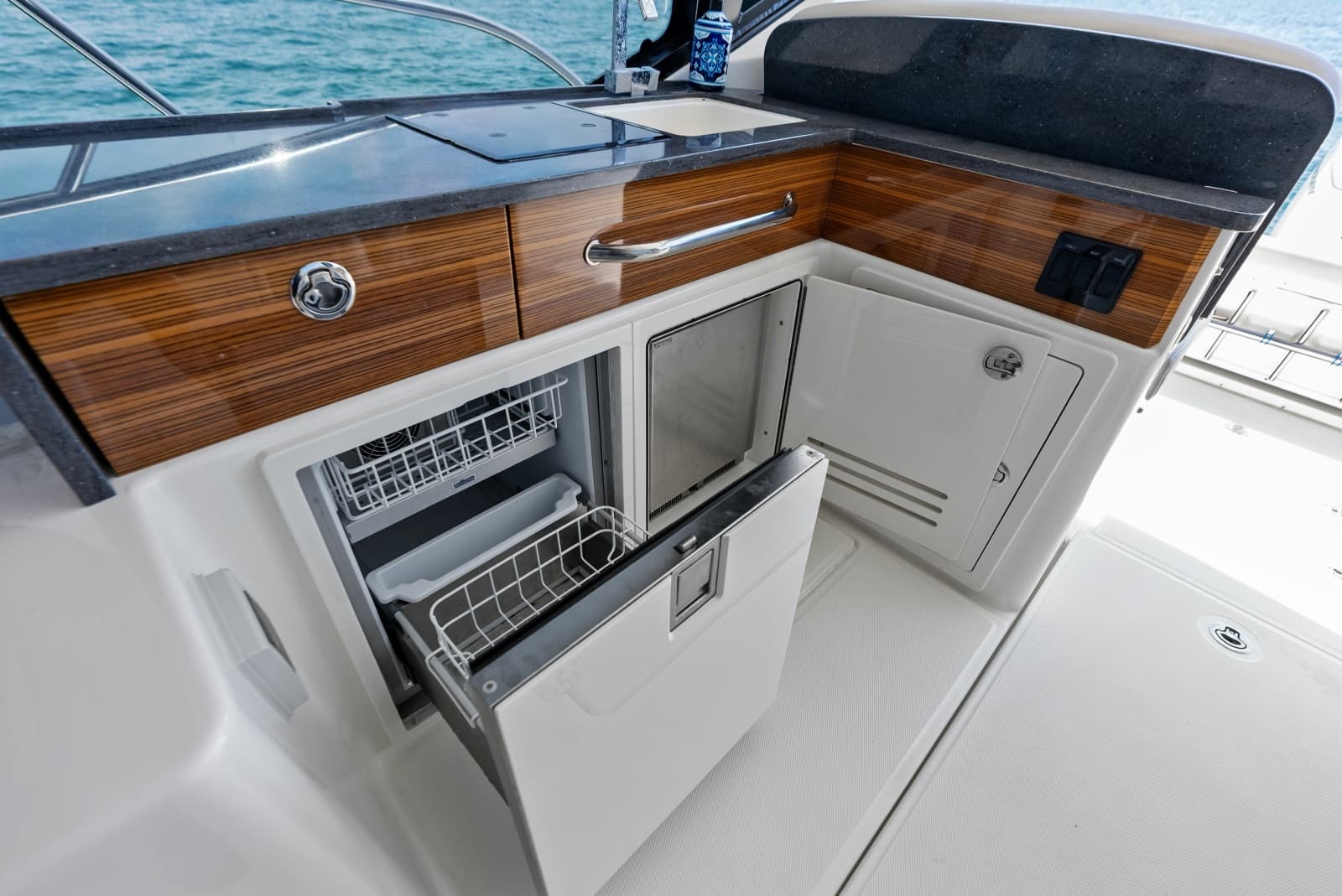 2023 Boston Whaler 405 Conquest - Photo 25