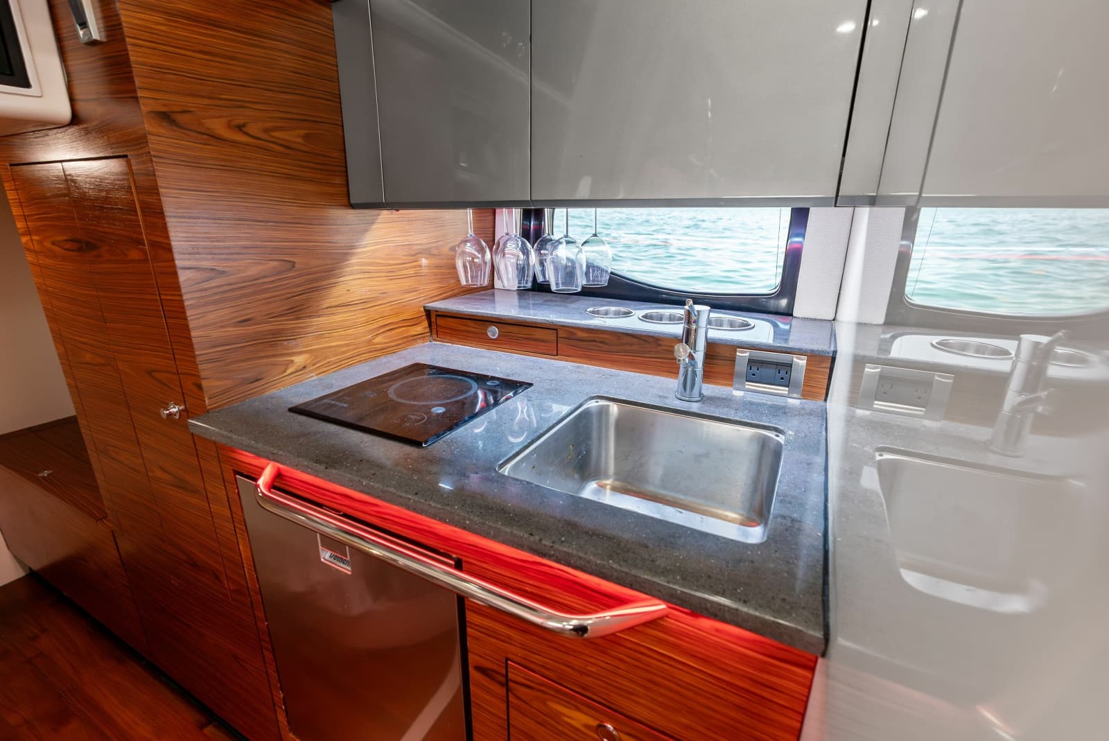 2023 Boston Whaler 405 Conquest - Photo 31