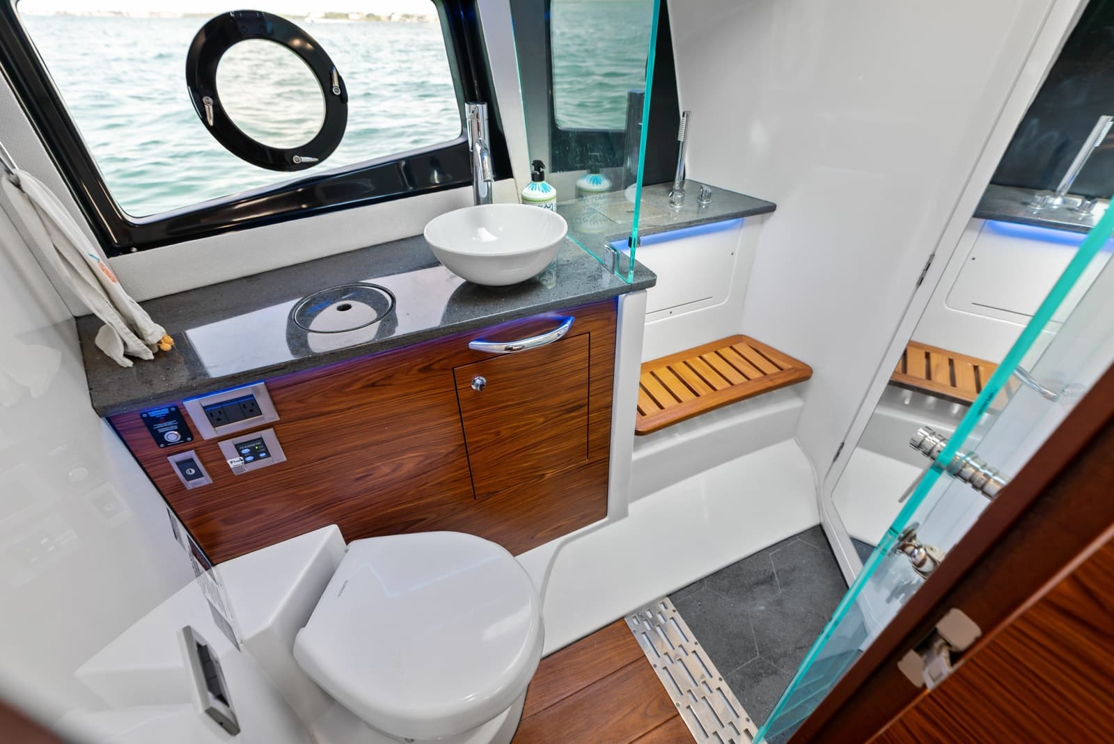 2023 Boston Whaler 405 Conquest - Photo 35