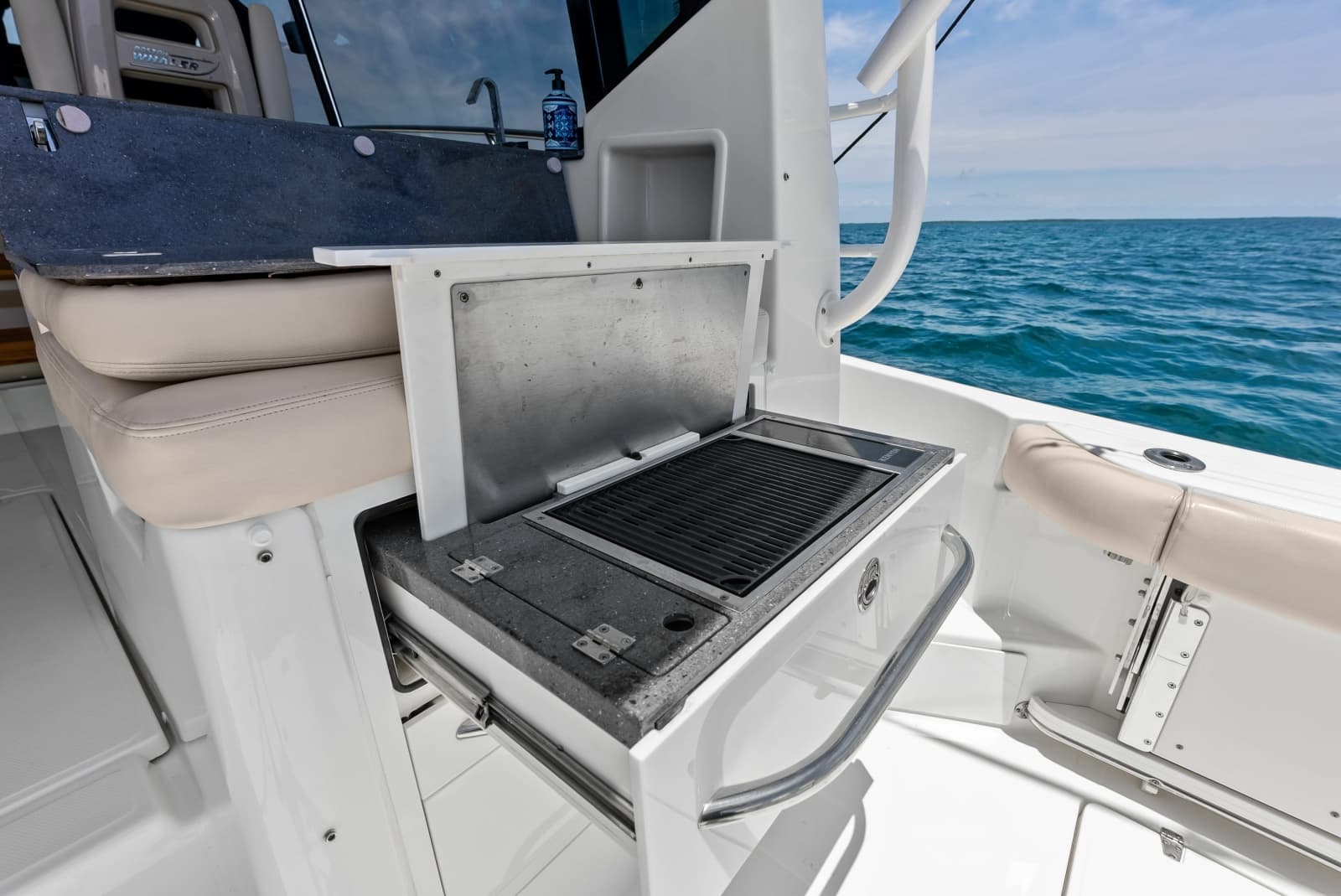 2023 Boston Whaler 405 Conquest - Photo 18