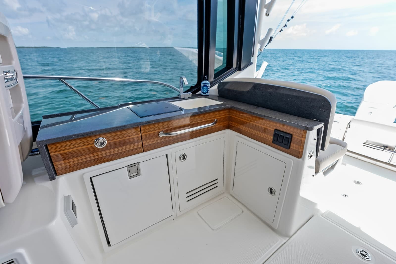 2023 Boston Whaler 405 Conquest - Photo 24