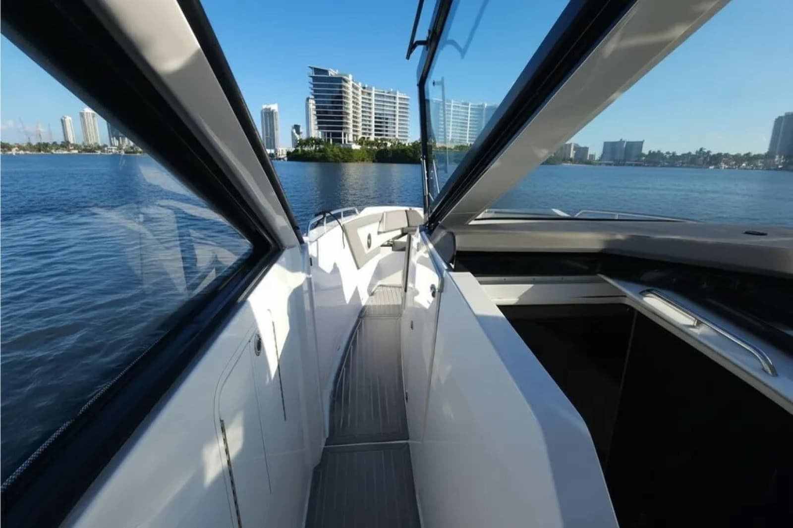 2021 Cruisers Yachts 42 GLS OB - Photo 22