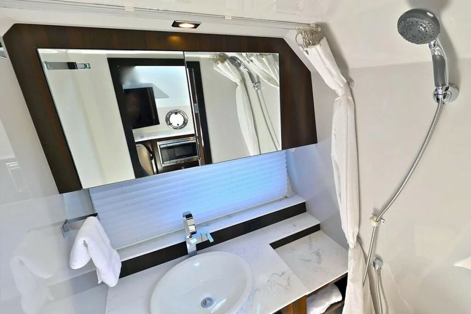 2021 Cruisers Yachts 42 GLS OB - Photo 30
