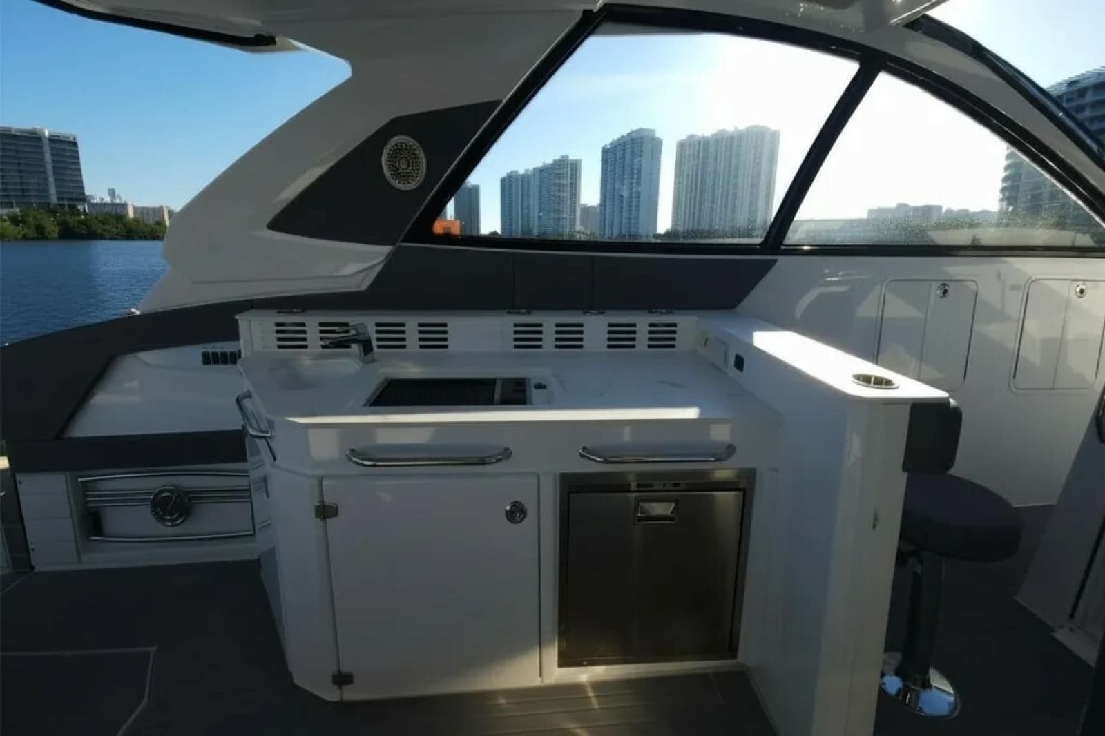 2021 Cruisers Yachts 42 GLS OB - Photo 18